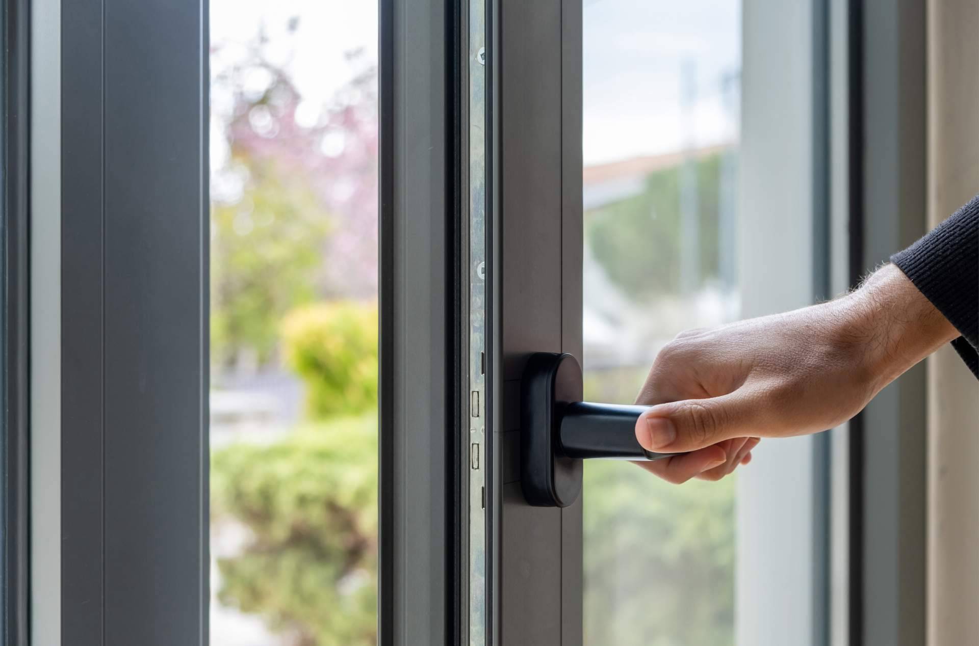 FácilReformas y las puertas y ventanas exteriores de PVC y aluminio