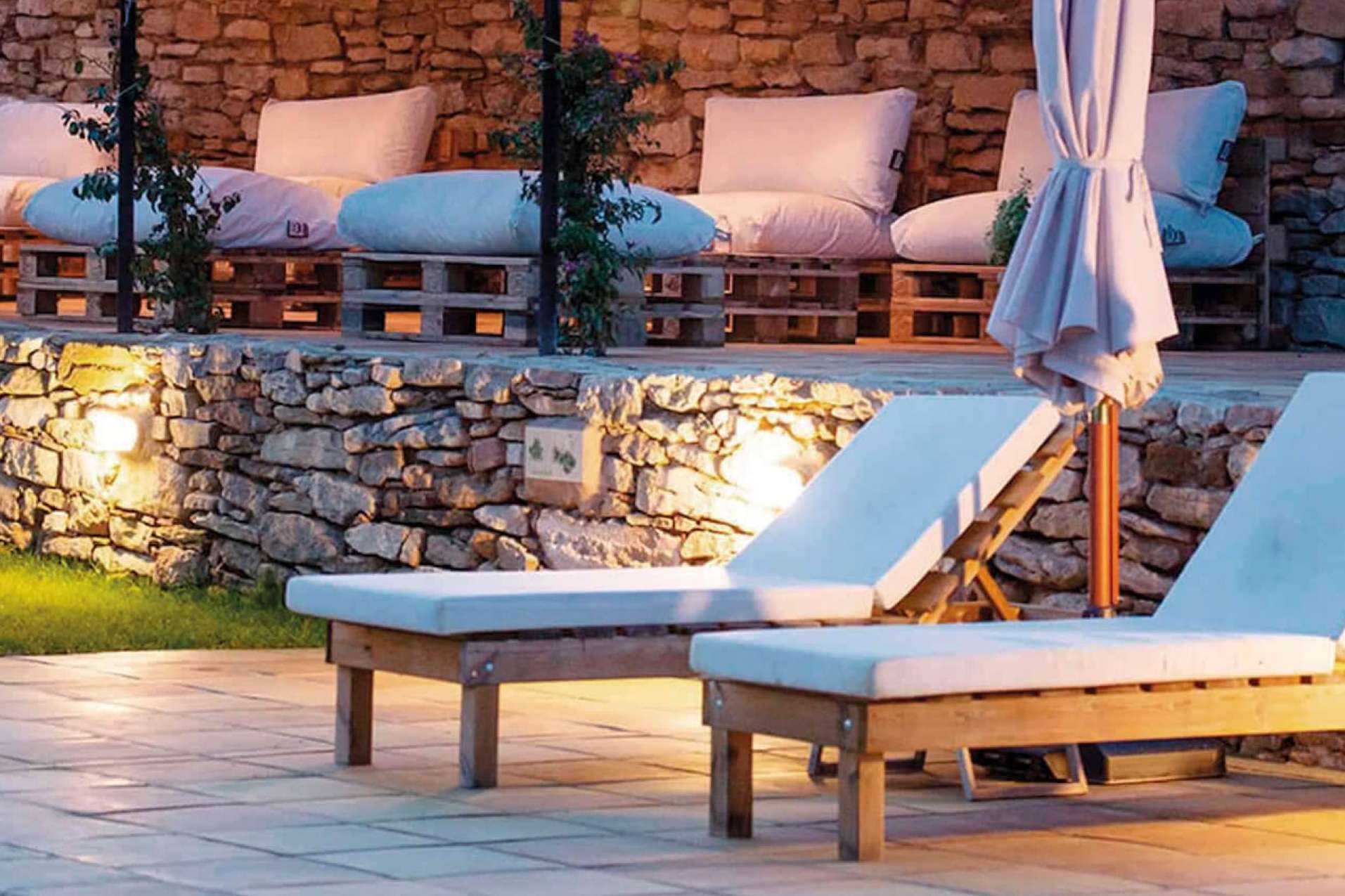 Renovar el aspecto de una piscina con las tumbonas de Real Hostelería
