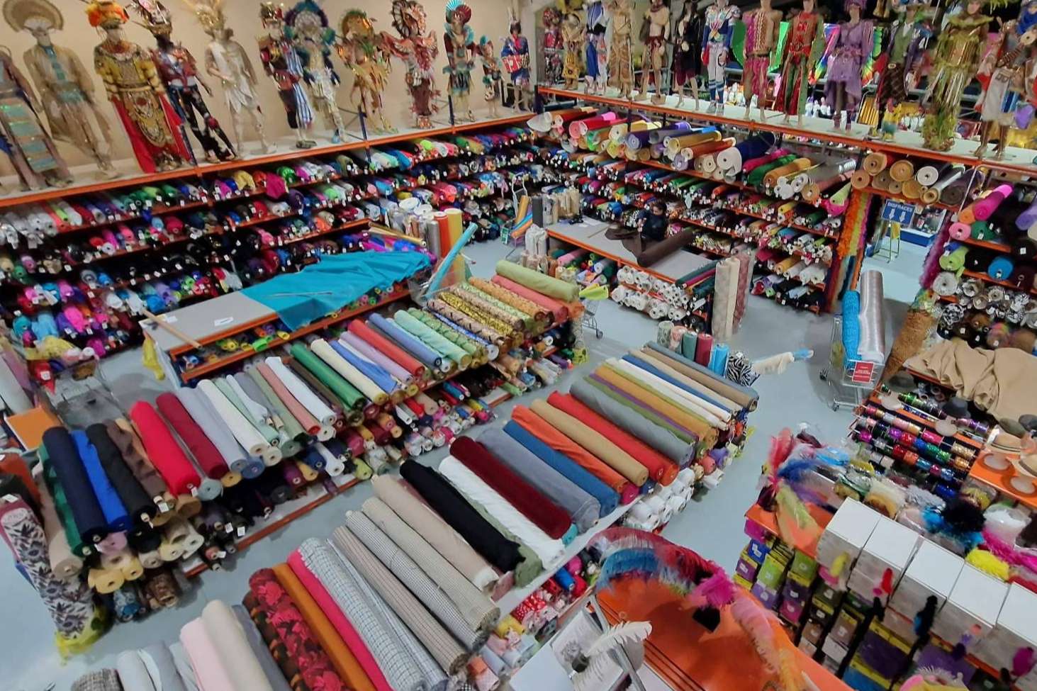 La tienda que ha visto nacer y crecer los carnavales en España, Casa Ángel