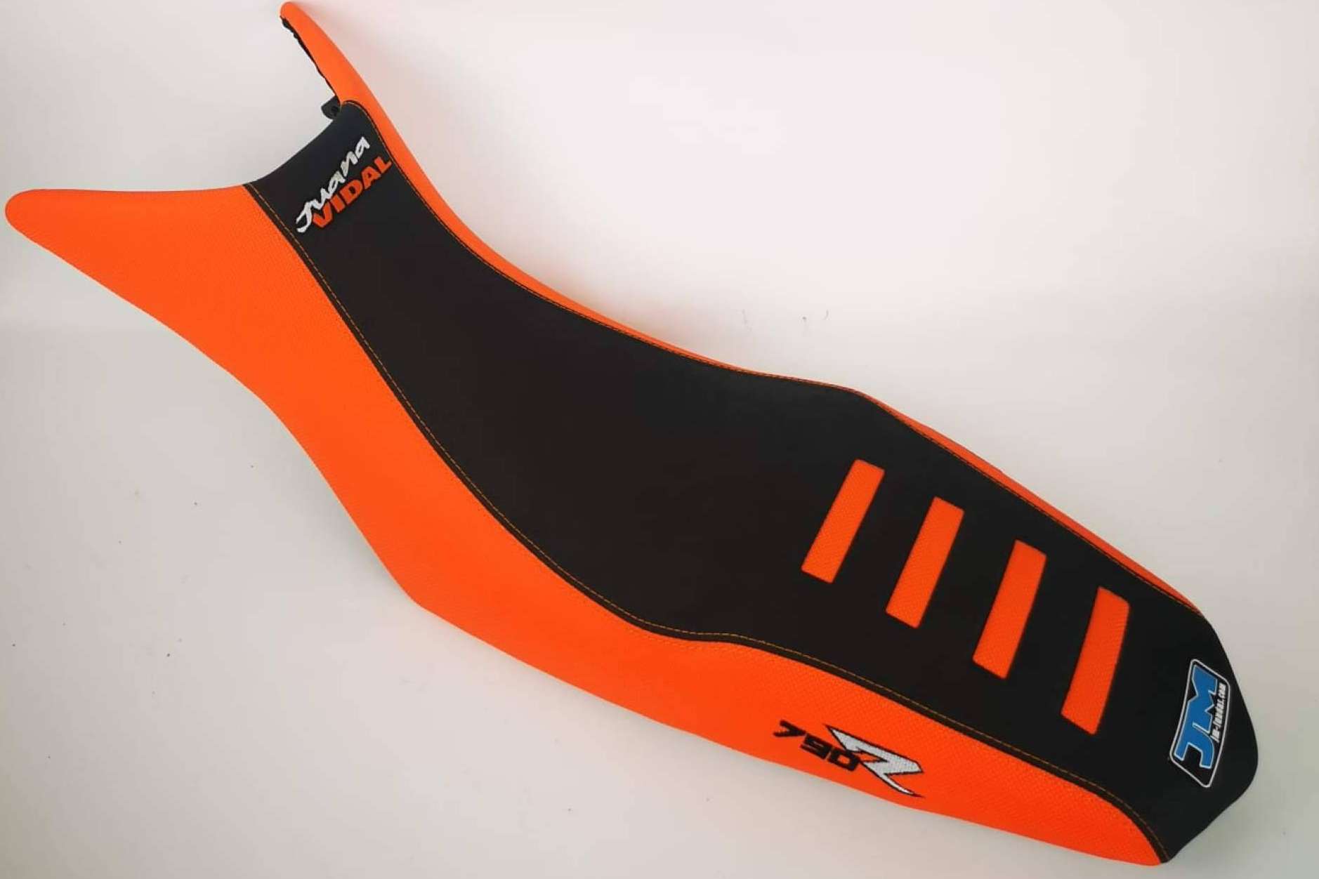 Los asientos de motos antideslizantes permiten un mayor agarre, por JM-FUNDAS