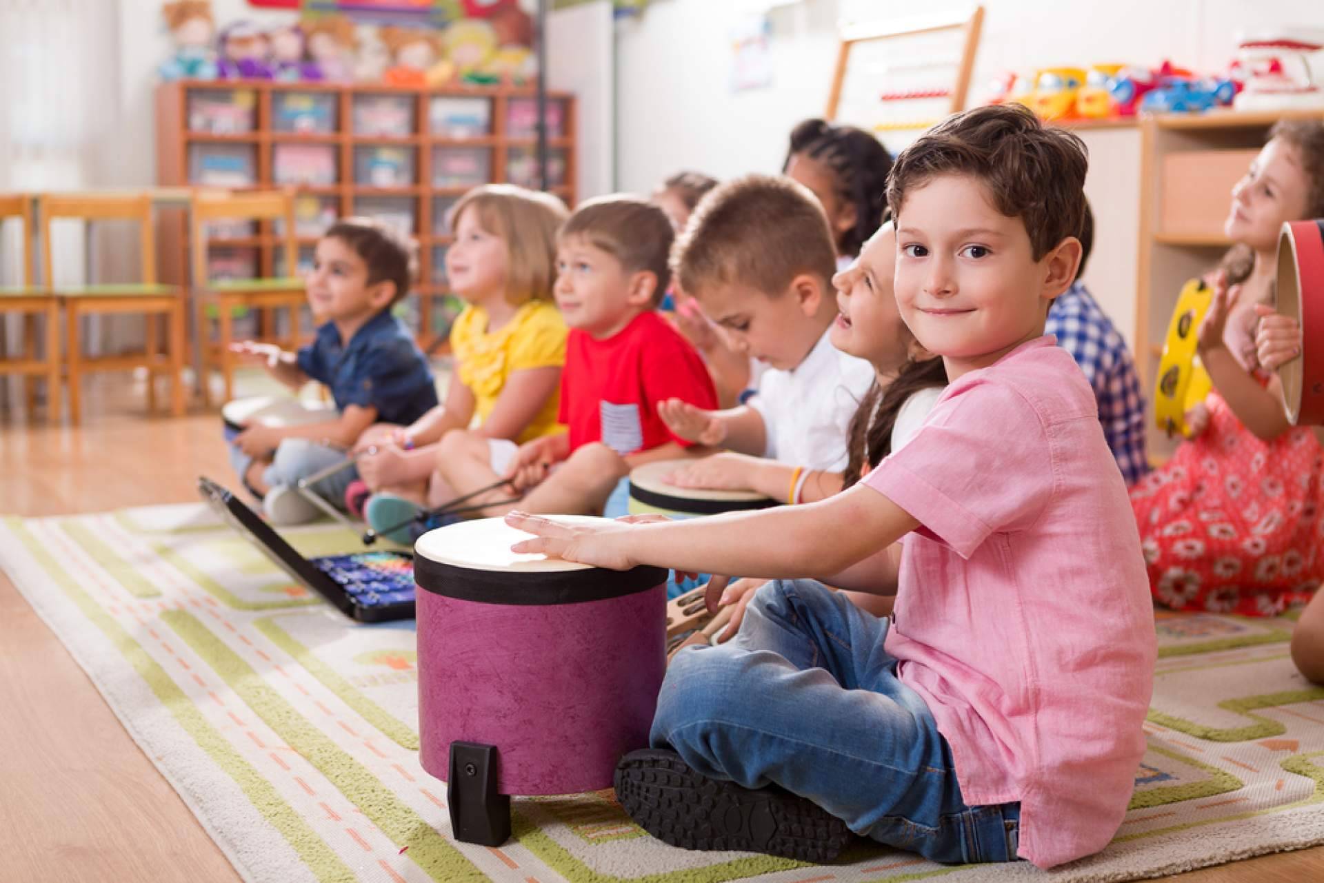 Los factores más importantes de la educación musical en los programas (Música y Movimiento) para niños de 3 a 6 años