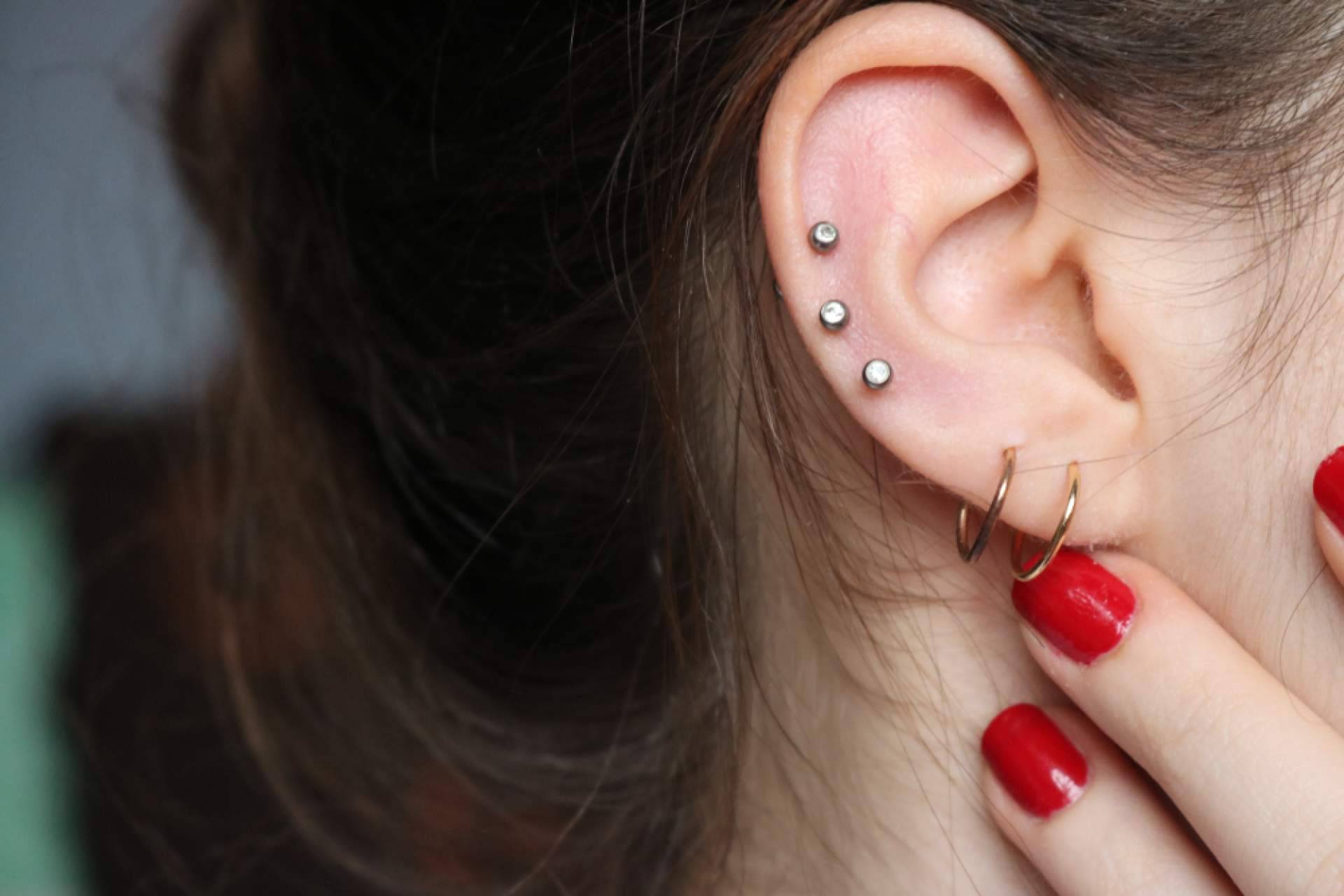 Cerrar agujeros piercing de la mano de Elegansse