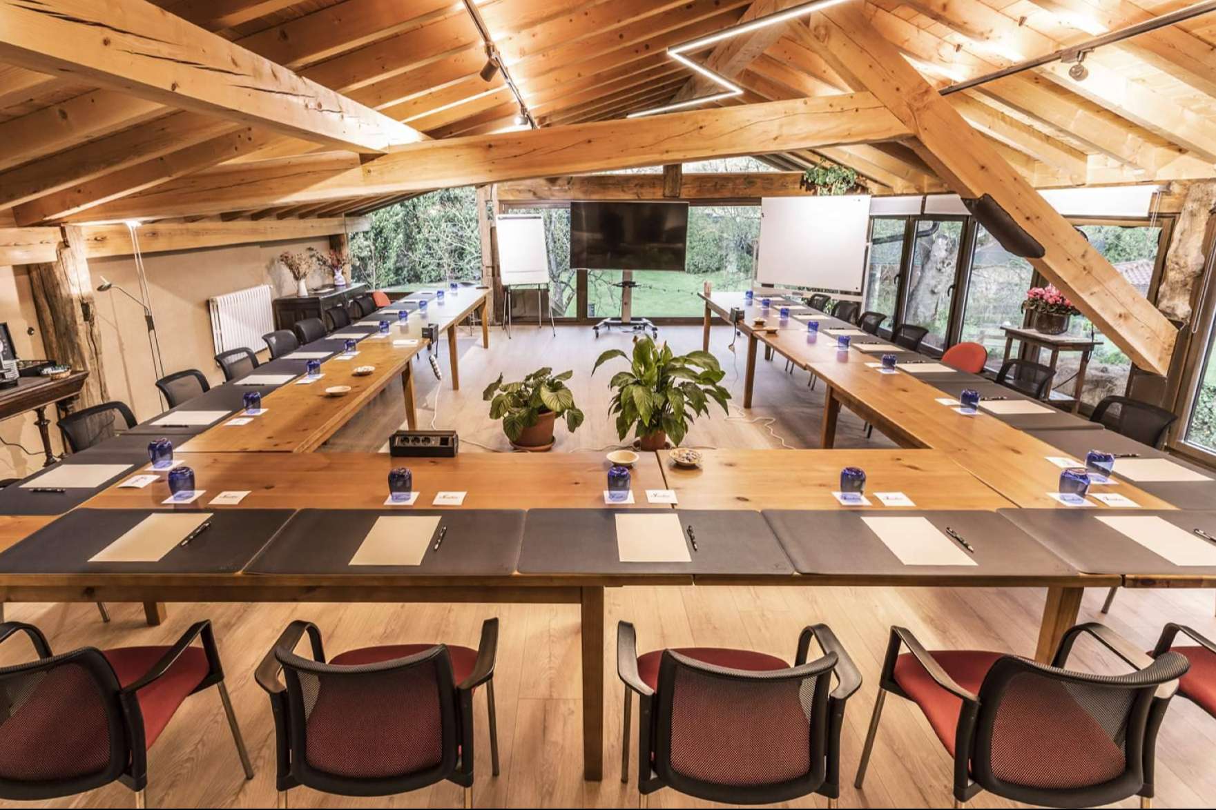 Jesuskoa cuenta con amplios salones de reuniones dotados con instalaciones modernas