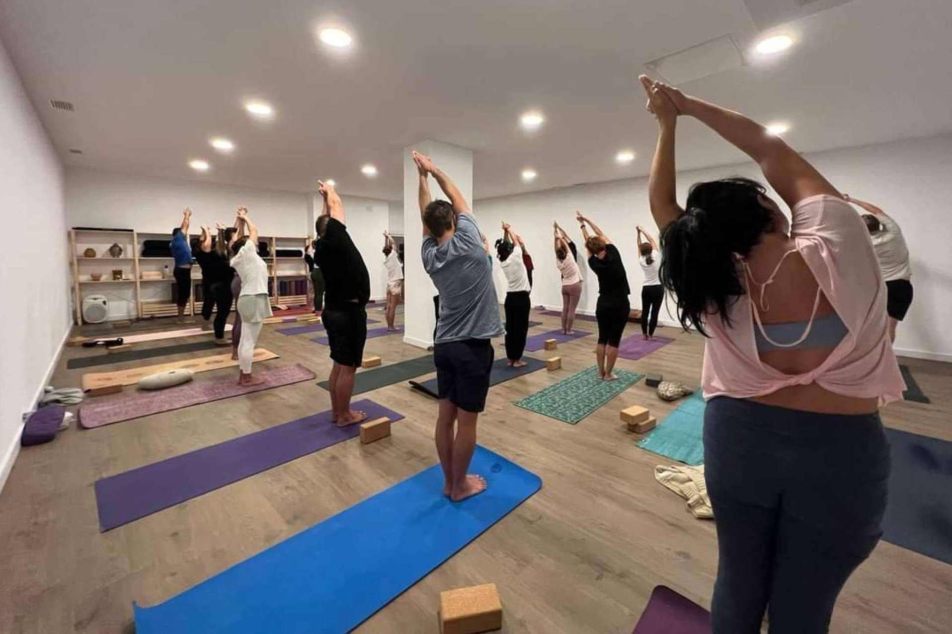 ¿Cómo se obtiene la titulación de profesor de yoga?, todos los detalles del programa de la mano de Om Shanti