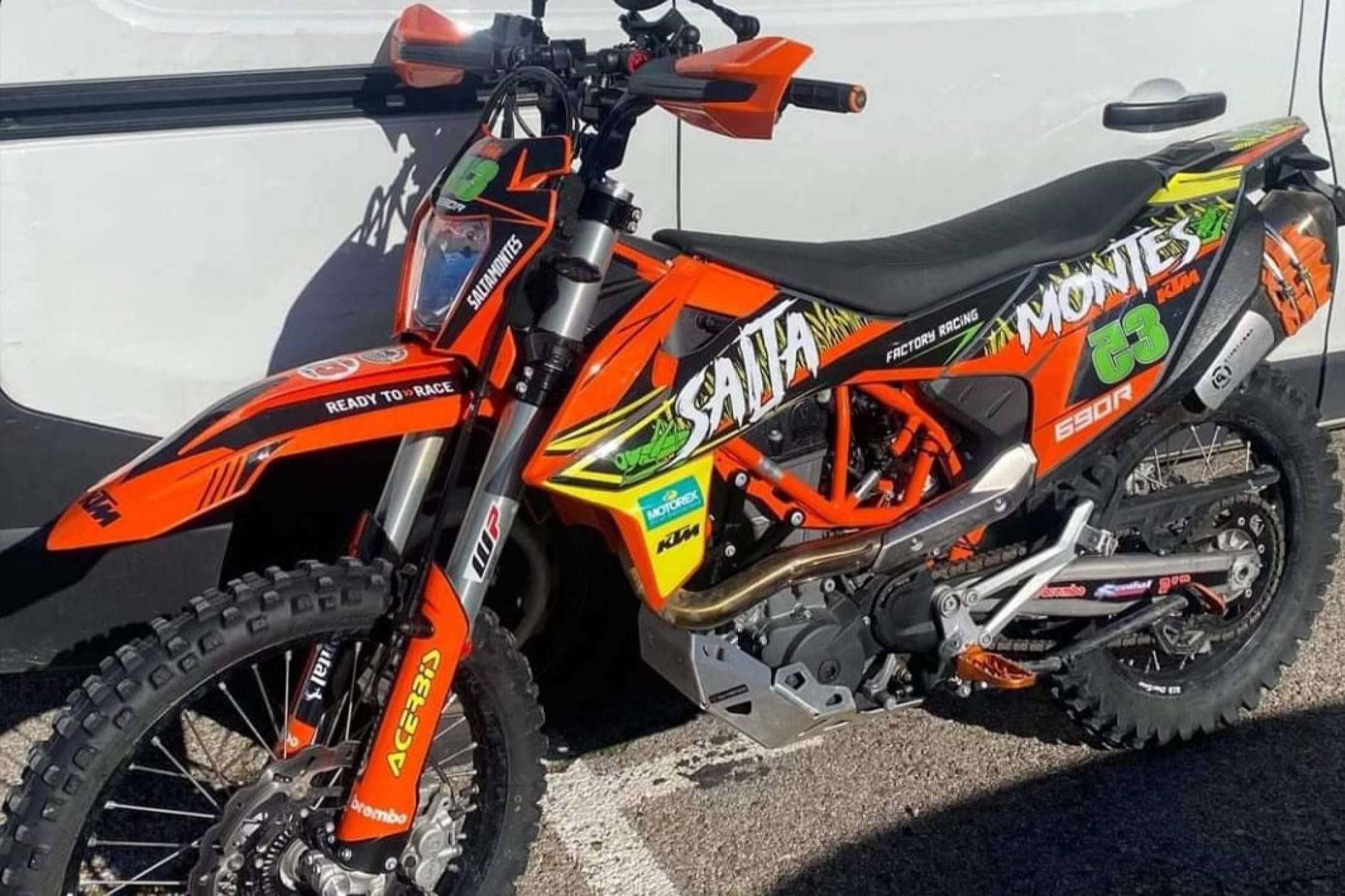 Plásticos y adhesivos de motocross para dar un nuevo aspecto a la moto