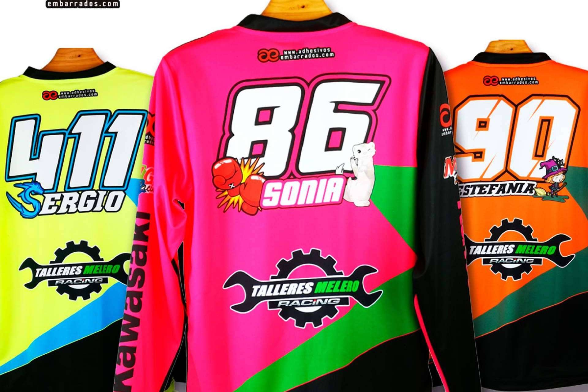 Los aficionados de las motos pueden encontrar en ADHESIVOSEMBARRADOS equipaciones personalizadas