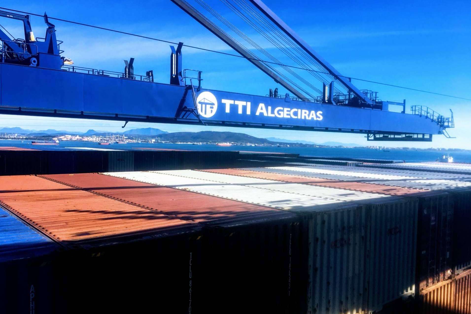 Gigantes en el puerto de Algeciras