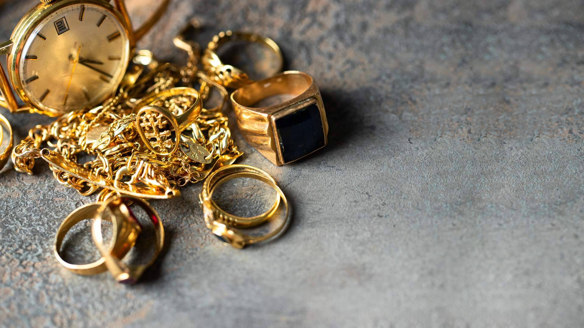 Tasación y compra de oro, joyas y relojes en Novecento, donde cada pieza es única y tratada con el máximo valor