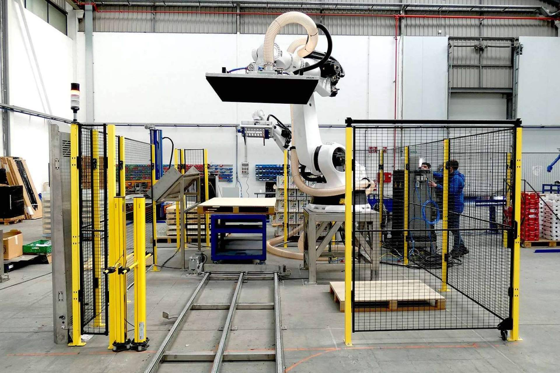Atlas Robots vuelve a agitar la industria con su nuevo robot despaletizador de botes