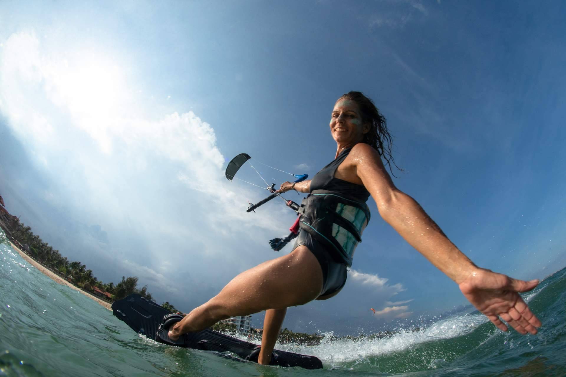 Lo imprescindible para iniciarse en el kitesurf con Mucho Viento Viajes