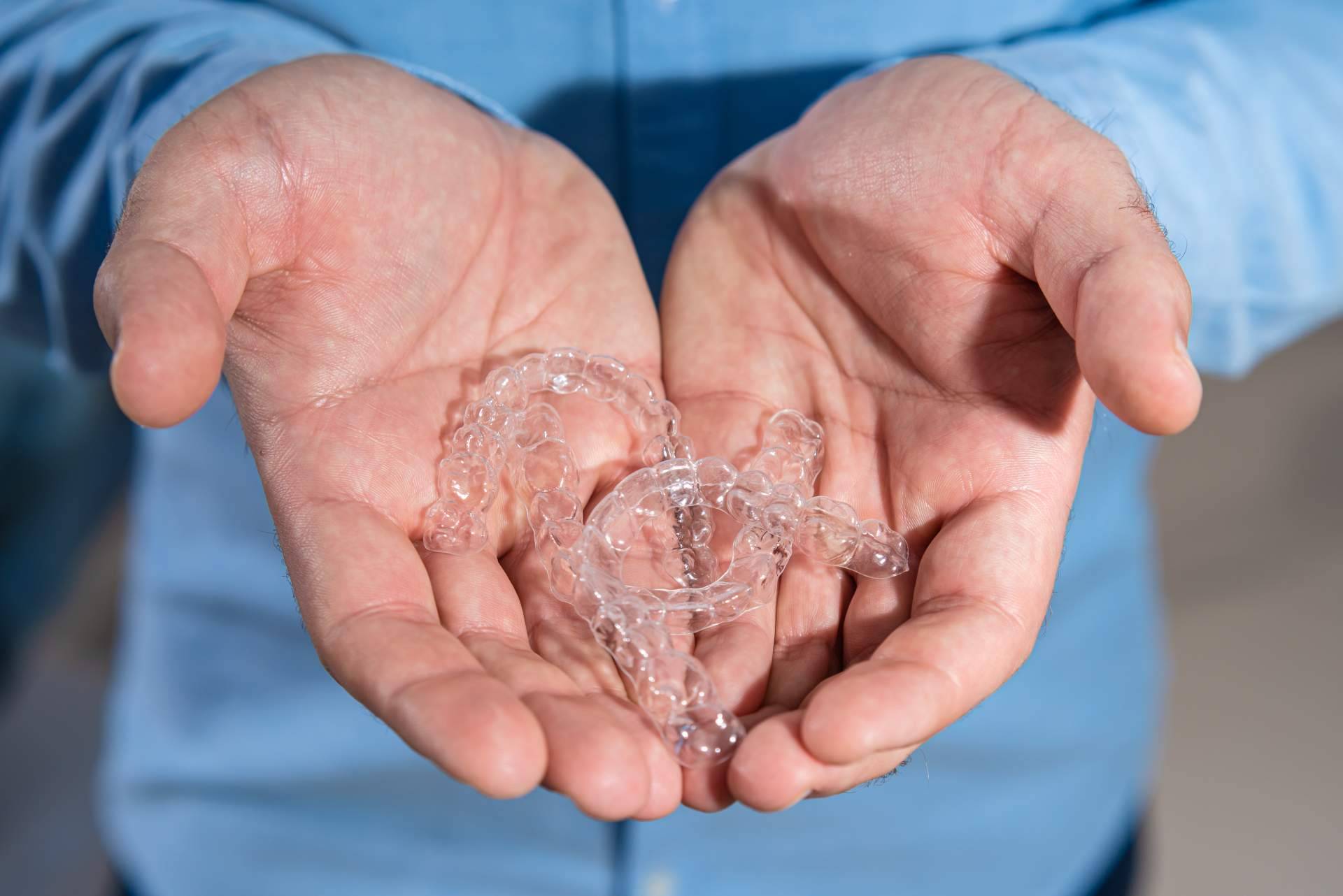 Beneficios de la ortodoncia Invisalign cuando es aplicada por especialistas como los de la Clínica Dental InterORALIA