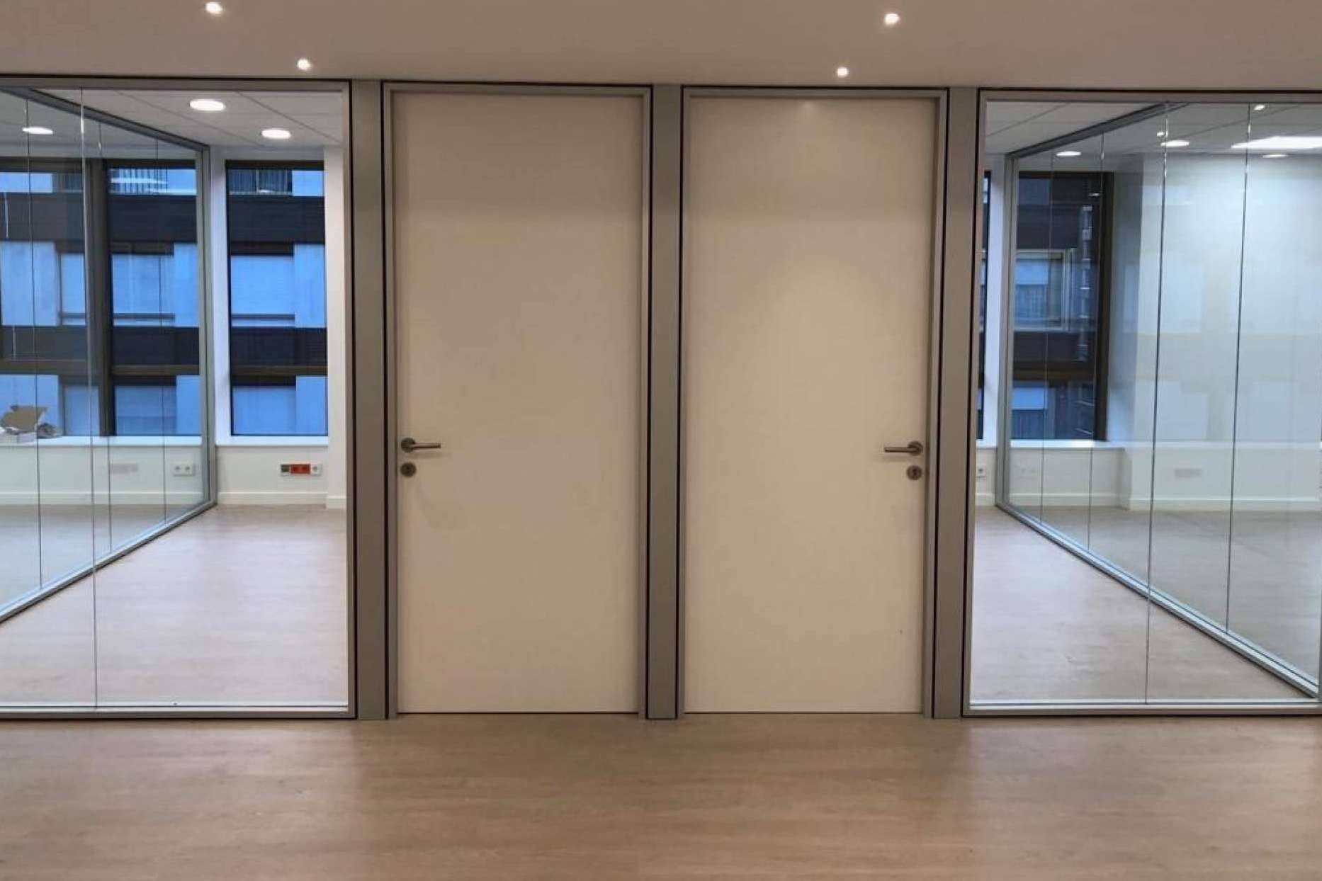 Instalación de mamparas de oficina en Madrid a cargo de los especialistas de Protecnics Global