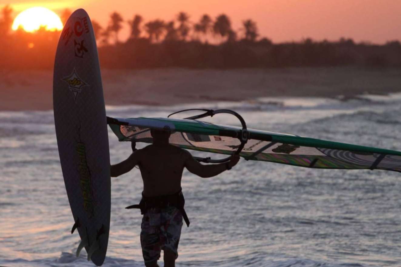 Wing Foil, el nuevo deporte de viento de moda, de la mano de Mucho Viento Viajes