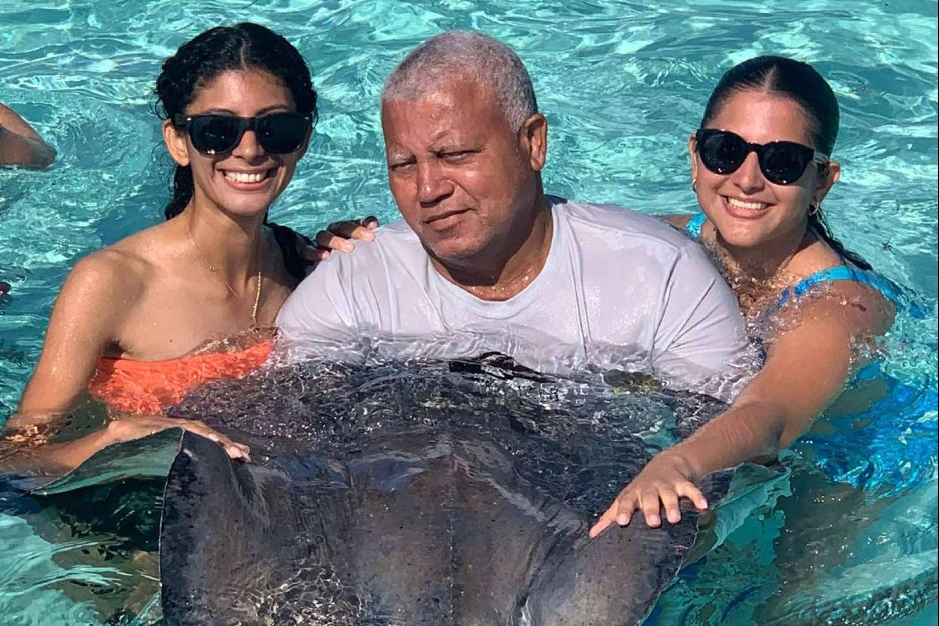 ¿Qué paquetes turísticos para visitar Stingray City ofrece Cayman Ocean Adventures?