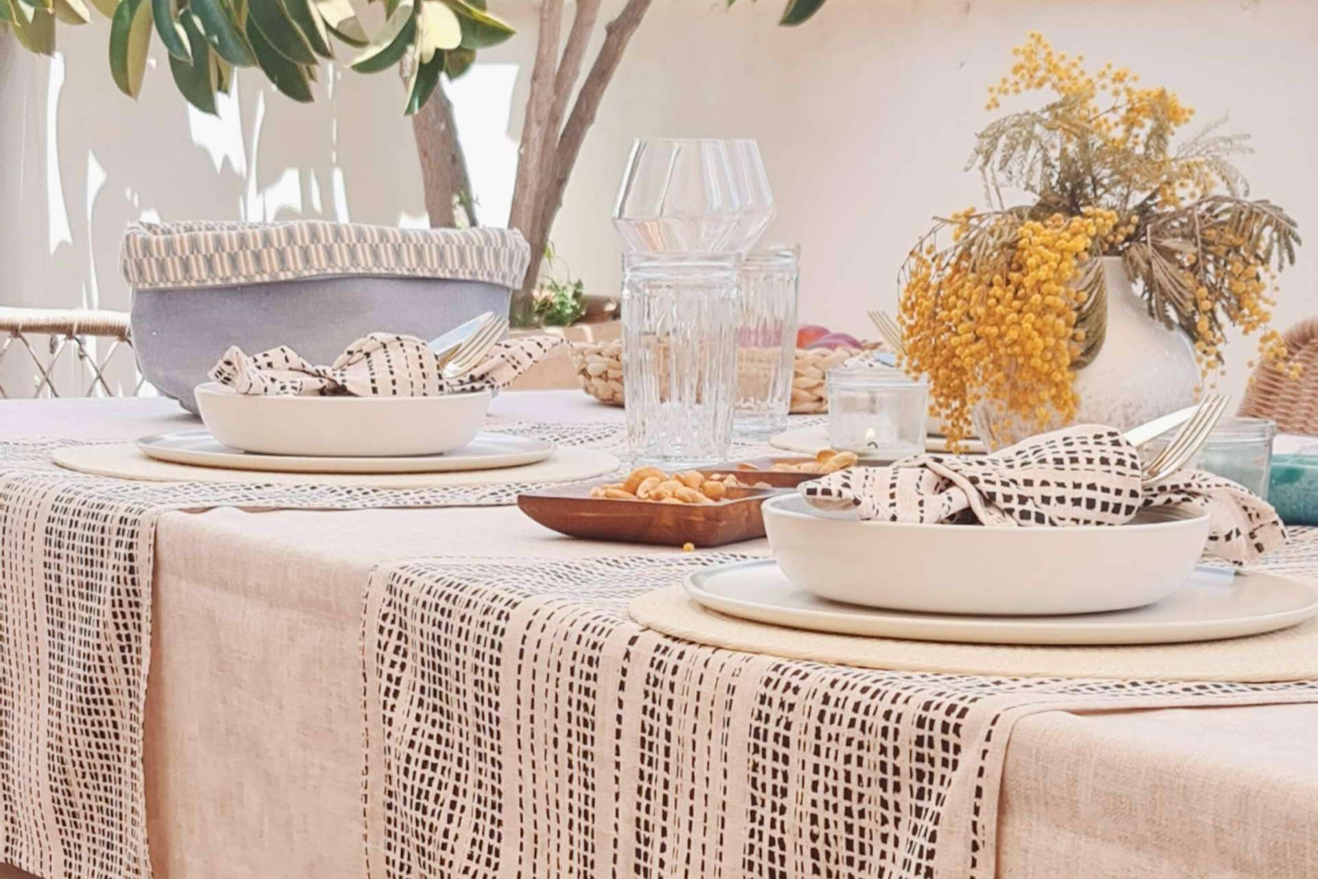 Sokios ofrece manteles textiles para que las mesas luzcan bonitas tanto en interiores como en exteriores