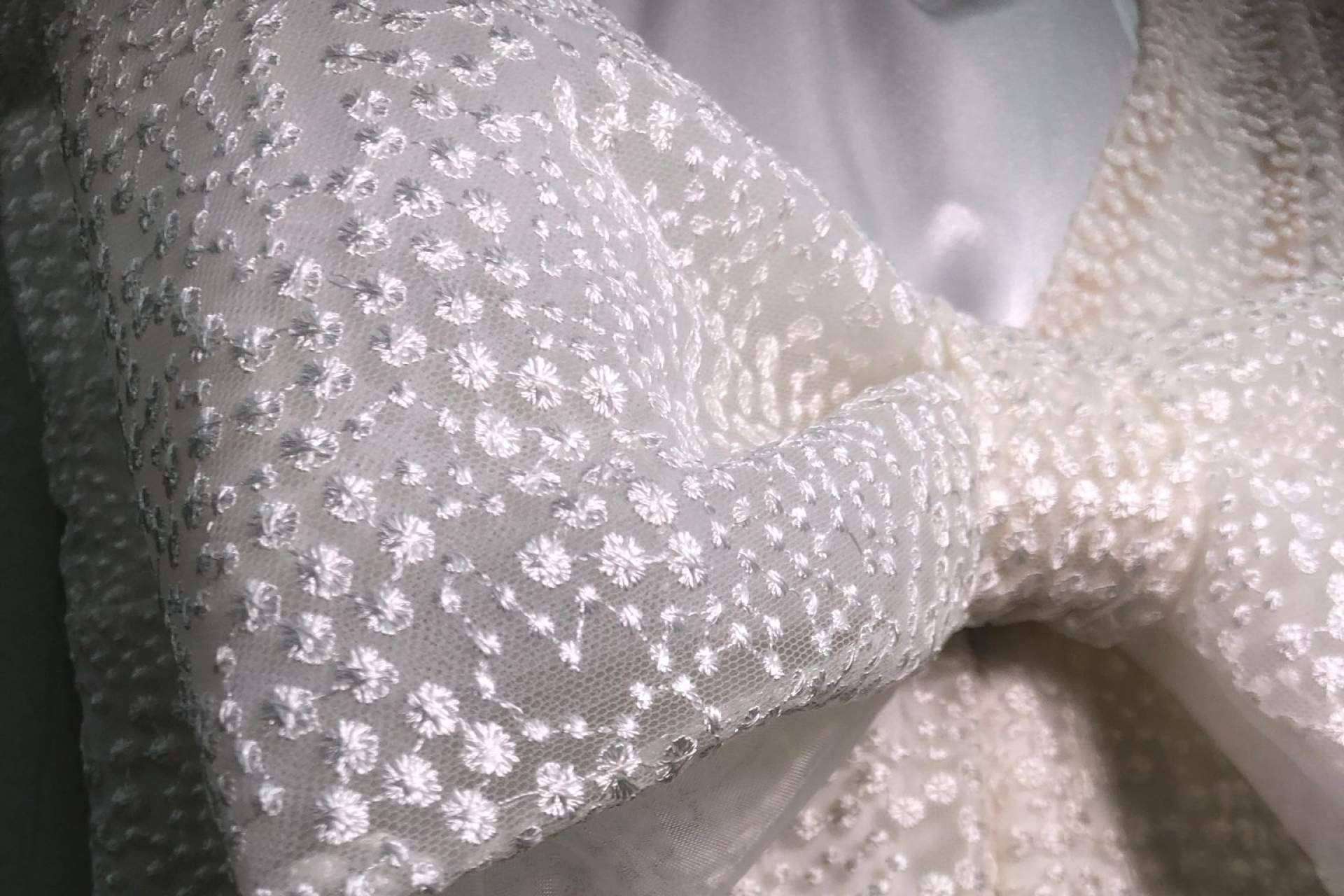 Las tendencias en 2024 en cuanto a vestidos de novias son las flores, los lazos y los tejidos sostenibles