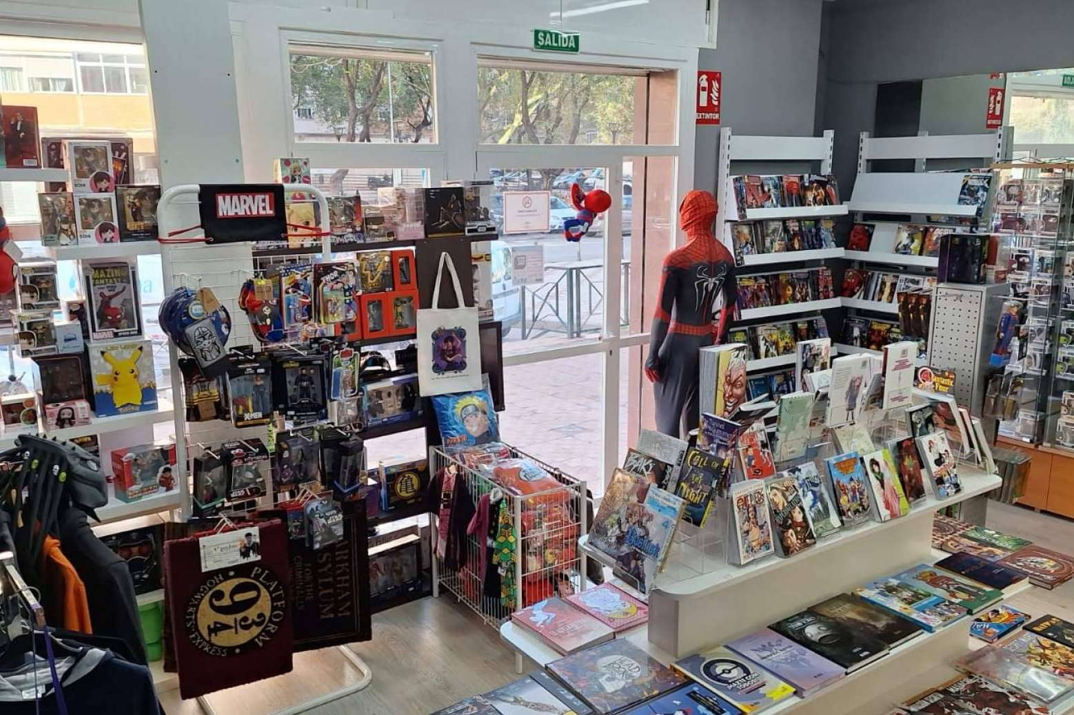 Villa Manga, la peculiar tienda especializada en Málaga; 'cómic, manga, merchandising friki' y 'literatura malagueña'