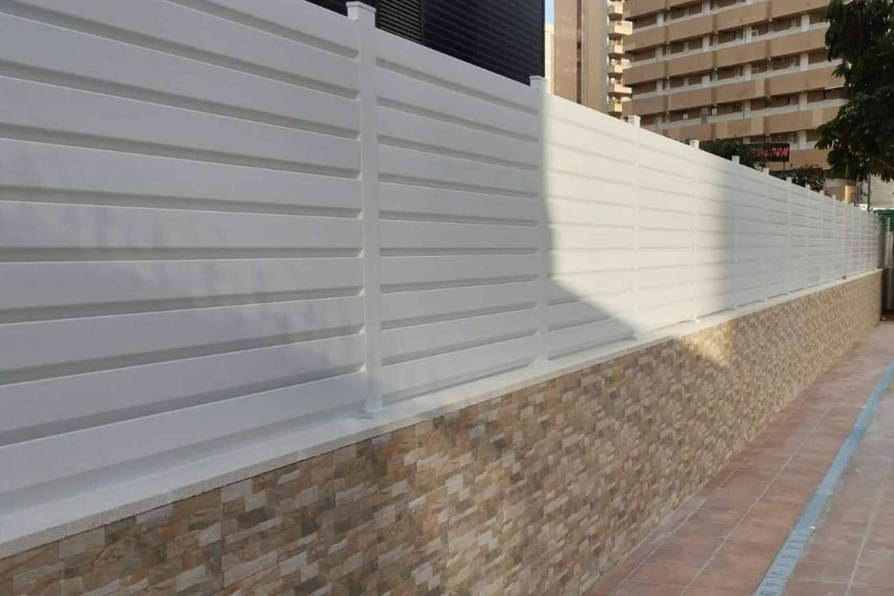 Las vallas PVC de AKOTADO ofrecen seguridad y resistencia