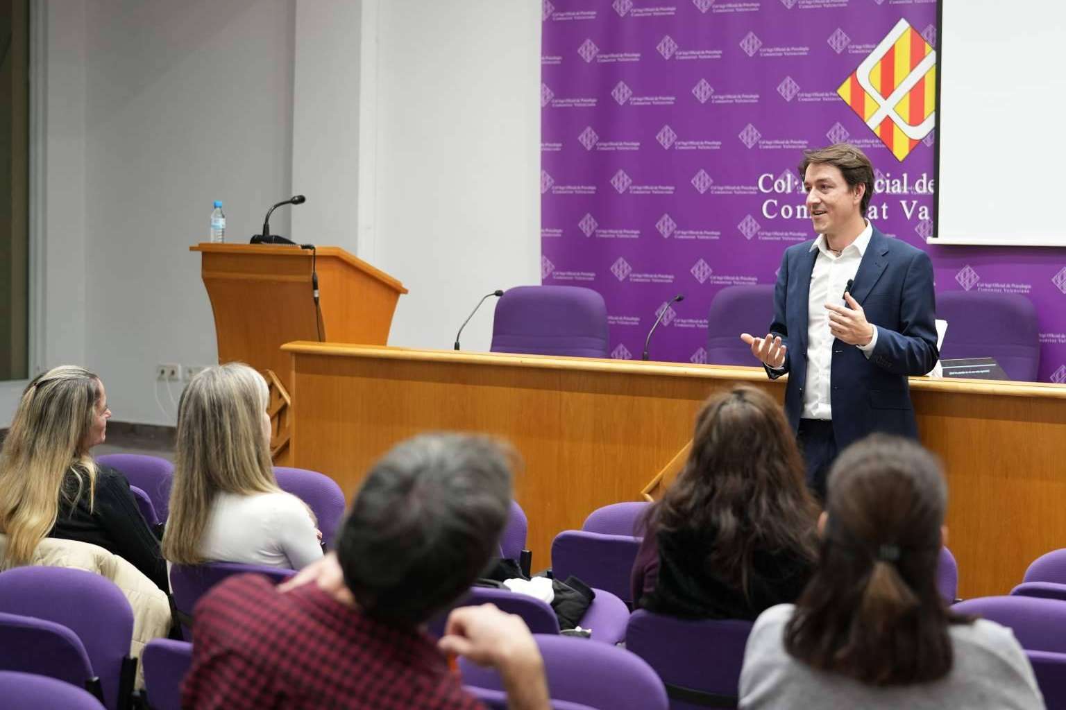 ¿Por qué se ha hecho viral una conferencia sobre habilidades sociales?