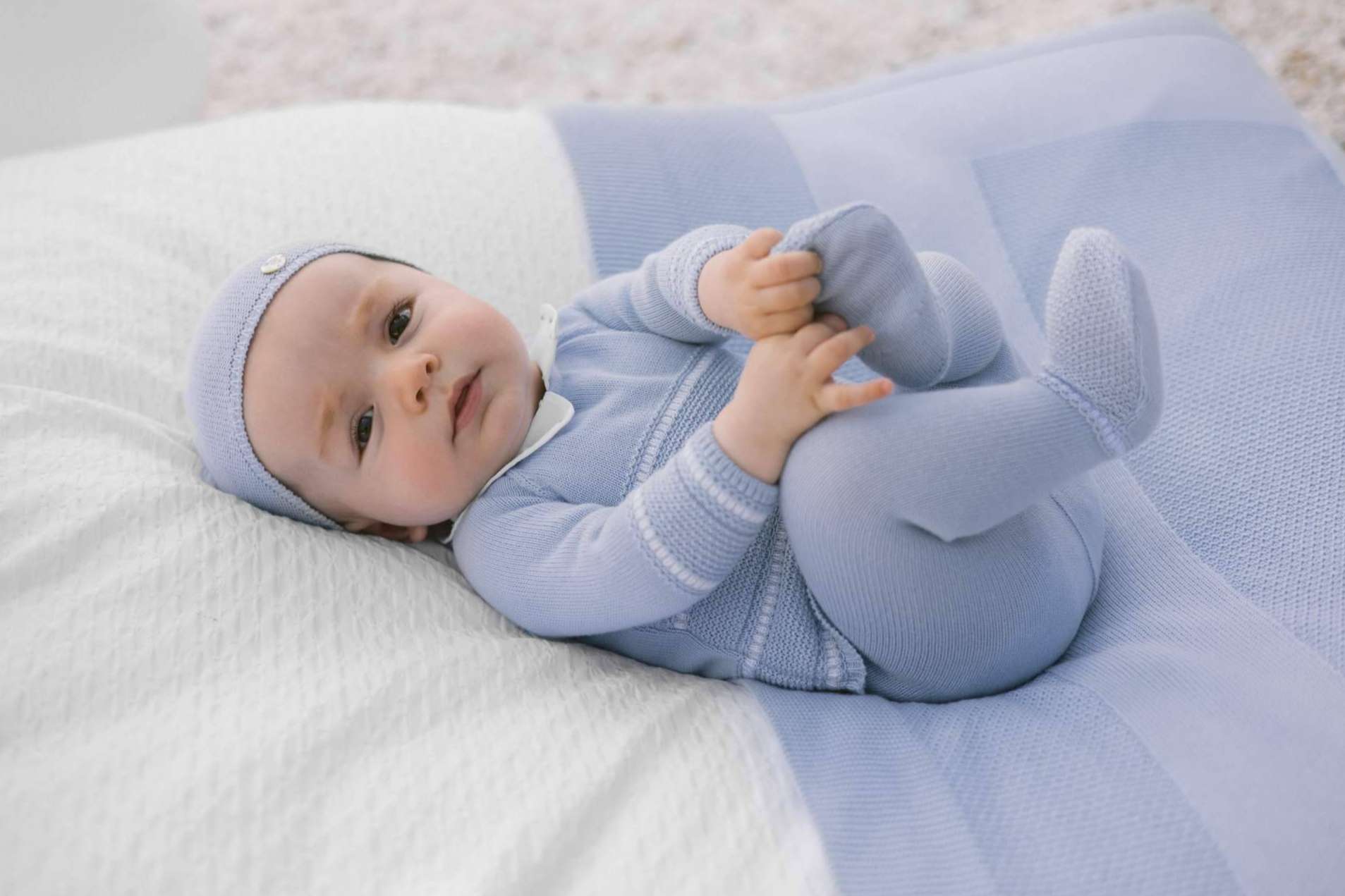 Una apuesta por las marcas que fabrican en España y prendas de bebé sin costuras, con Peques