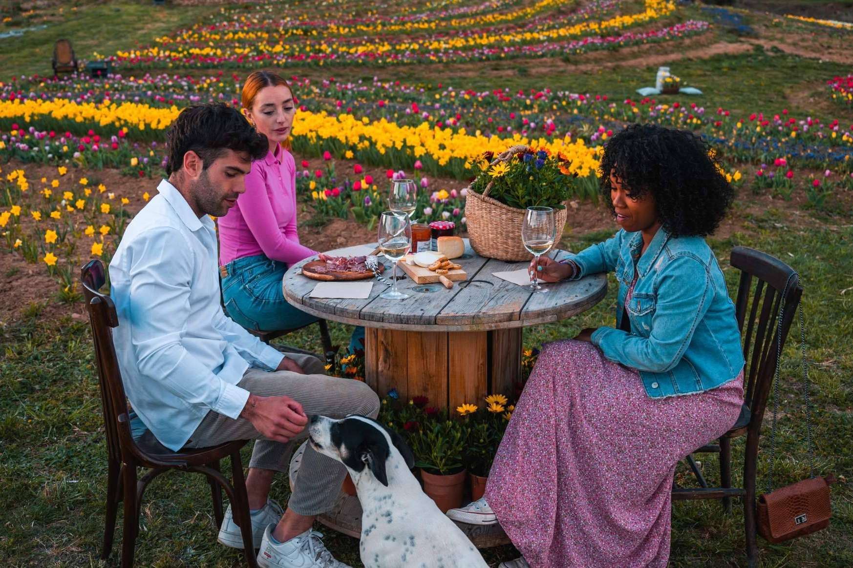 Sesiones de fotos en pareja y familia en Niudàlia, el paraíso de las flores