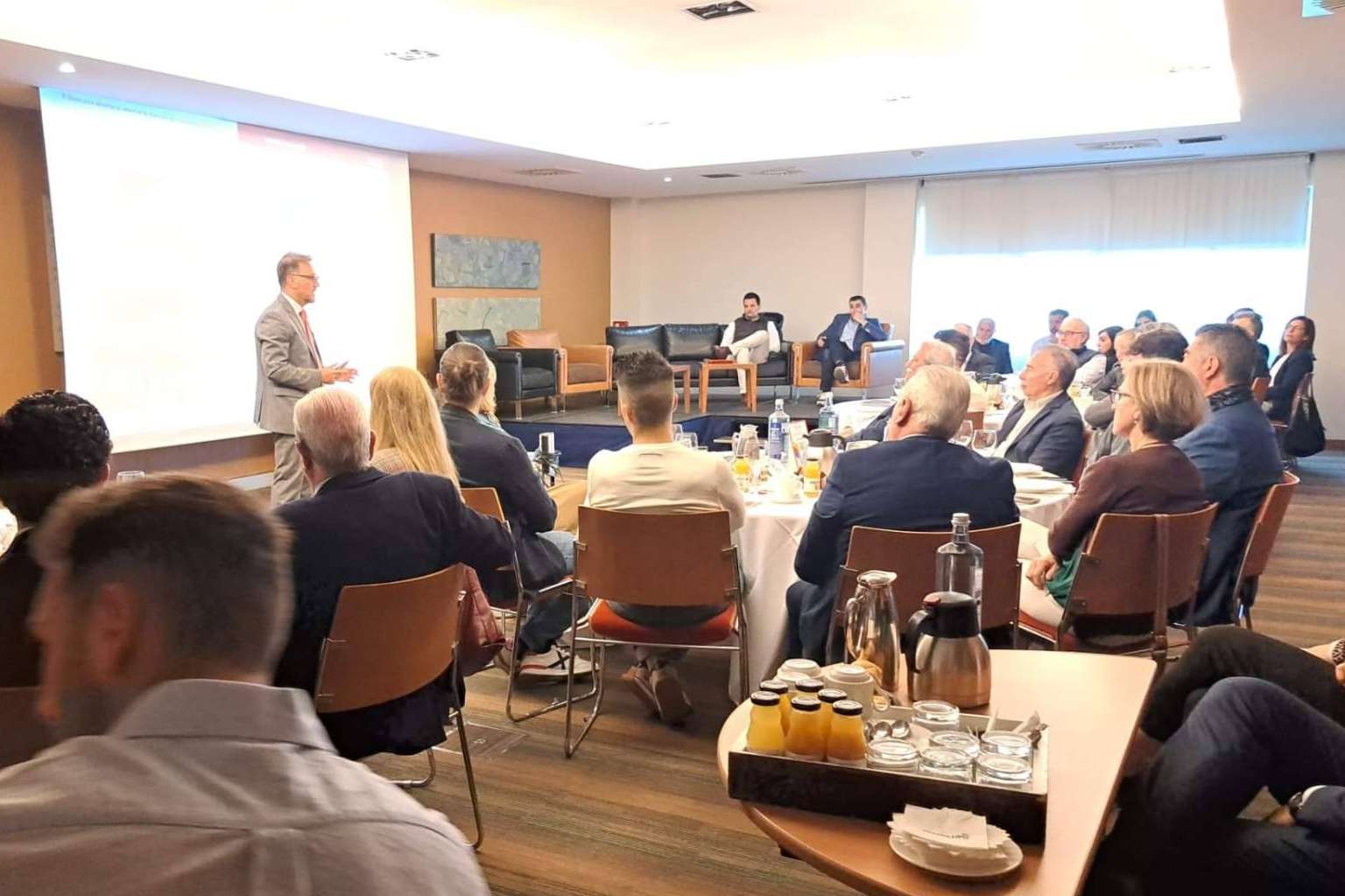 Empresarios de Valladolid exploran los desafíos y oportunidades del relevo generacional