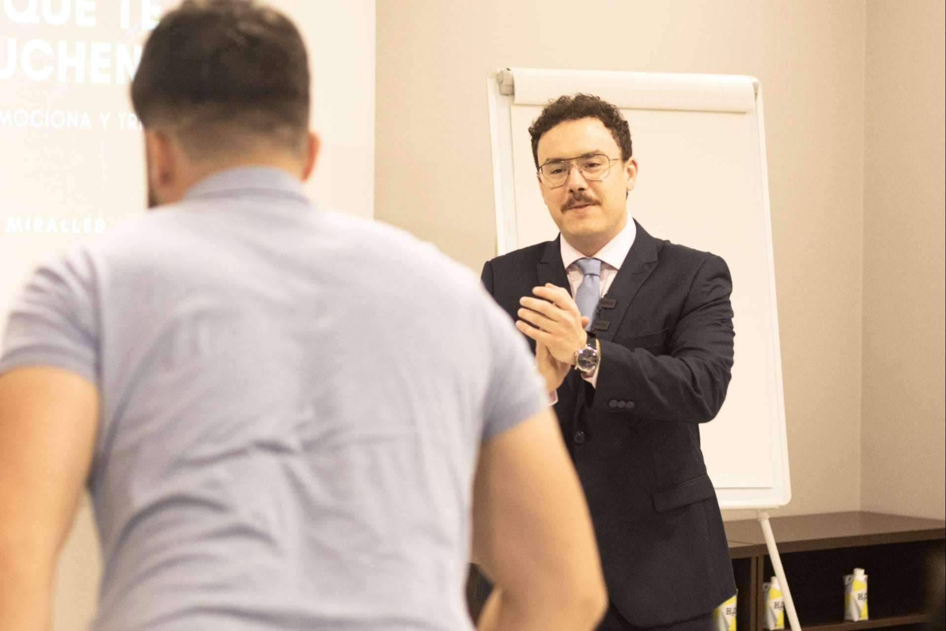 Expresar ideas con el dominio de la oratoria, con la ayuda de Fernando Miralles