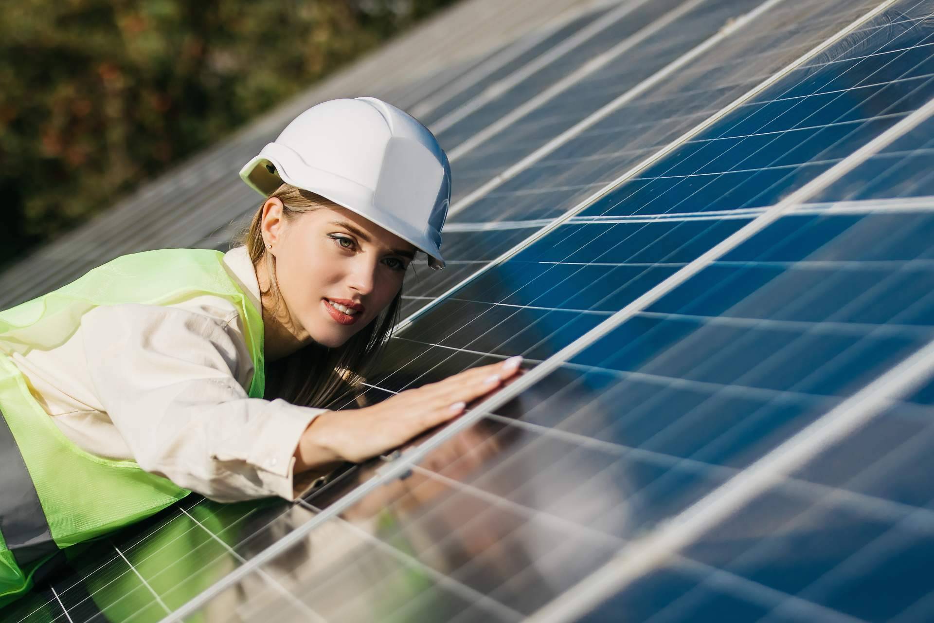Una empresa experta en mantenimiento de placas solares, Acierta Eficiencia