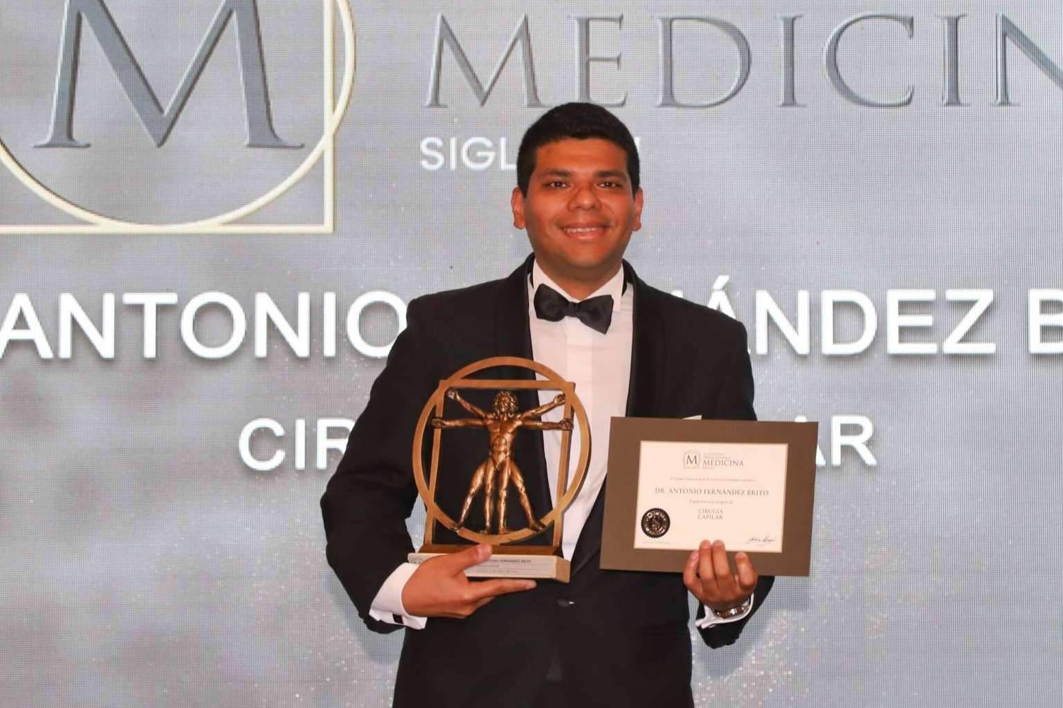 El Dr. Antonio Fernández Brito de Microcapilar Hair Clinic, galardonado como Cirujano Capilar