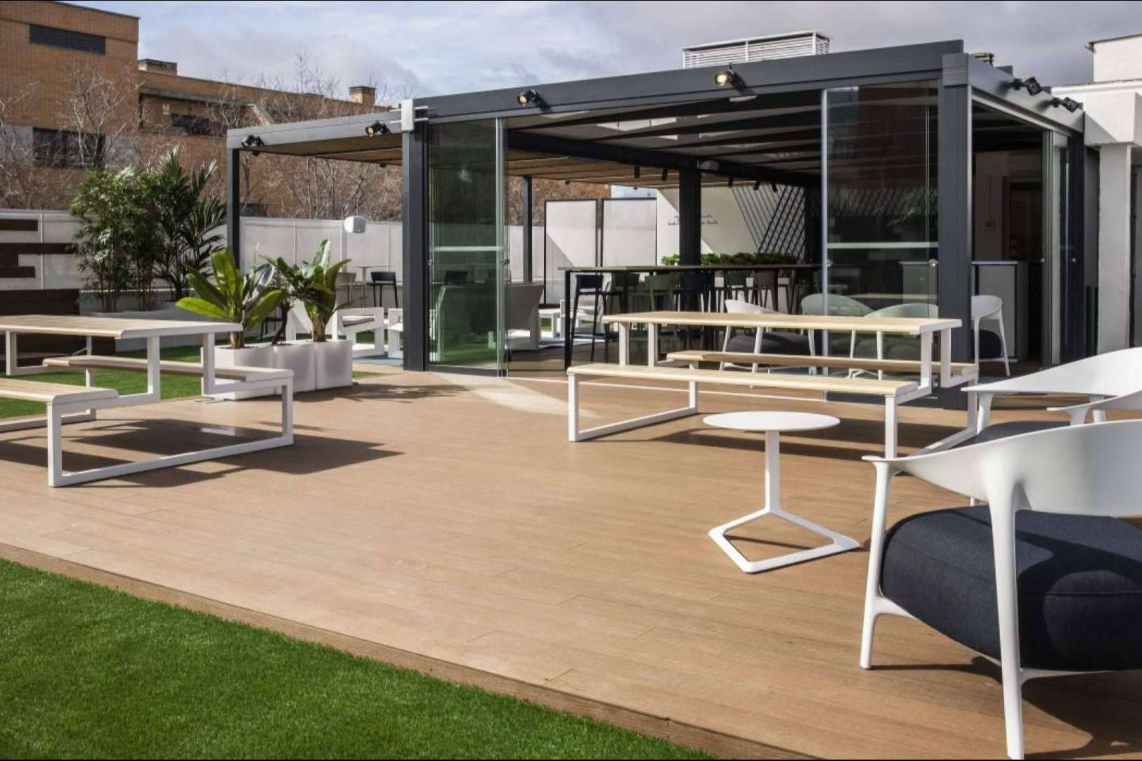 La importancia del diseño de espacios outdoor en oficinas, por Mobiliar
