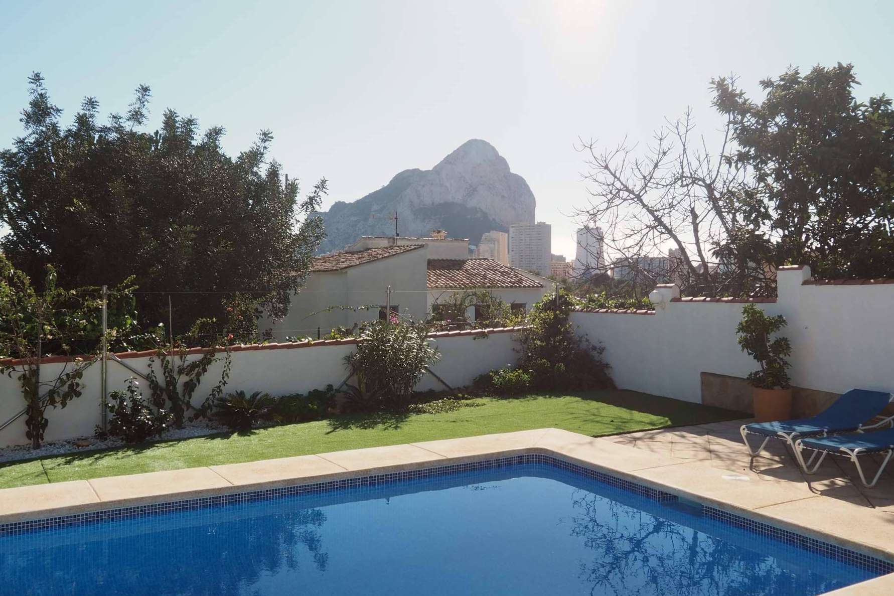 Agatha Martínez ofrece villas y apartamentos con piscina y playa en Calpe
