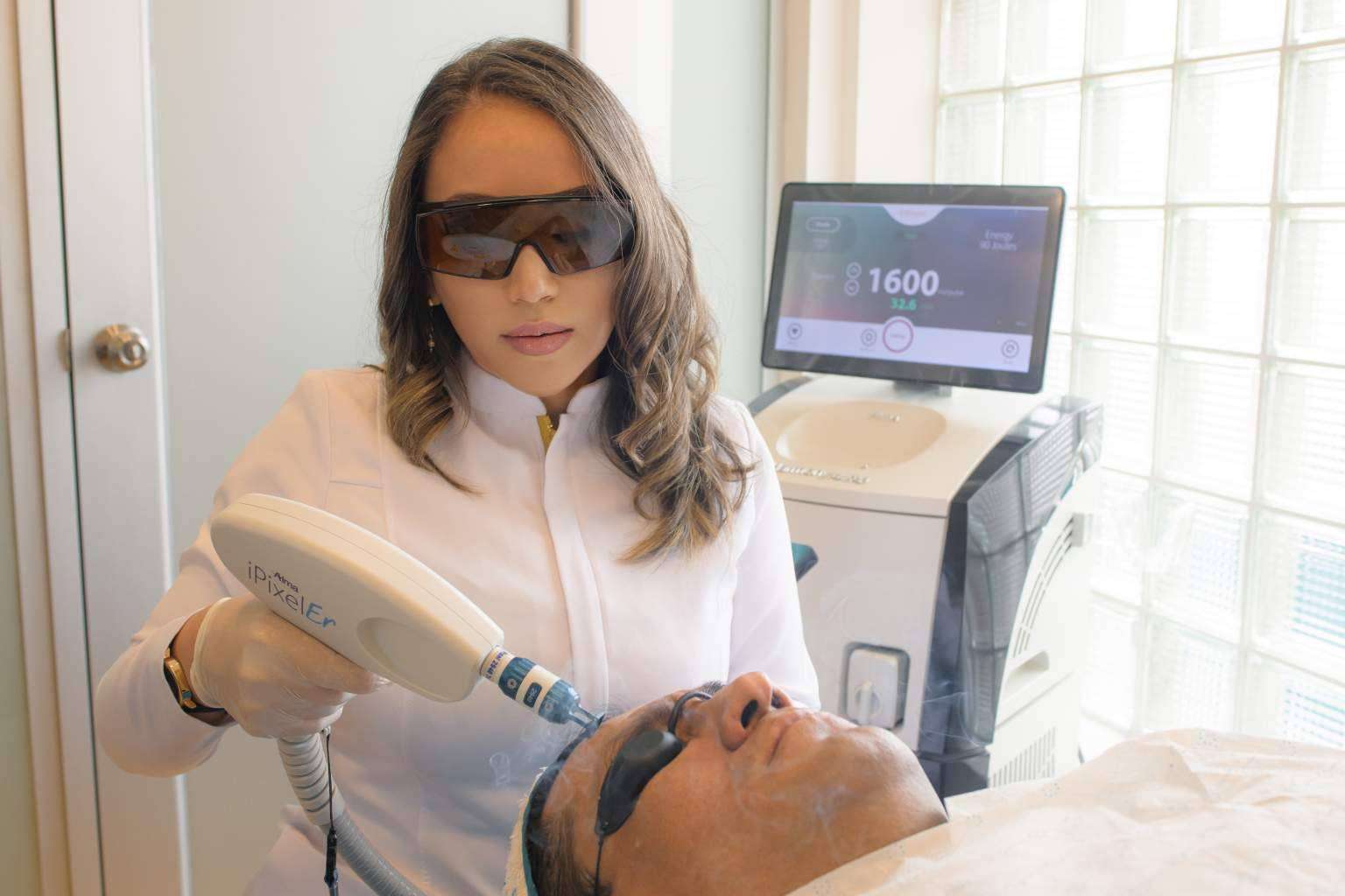 Tratamiento láser, una solución efectiva para combatir manchas en la piel
