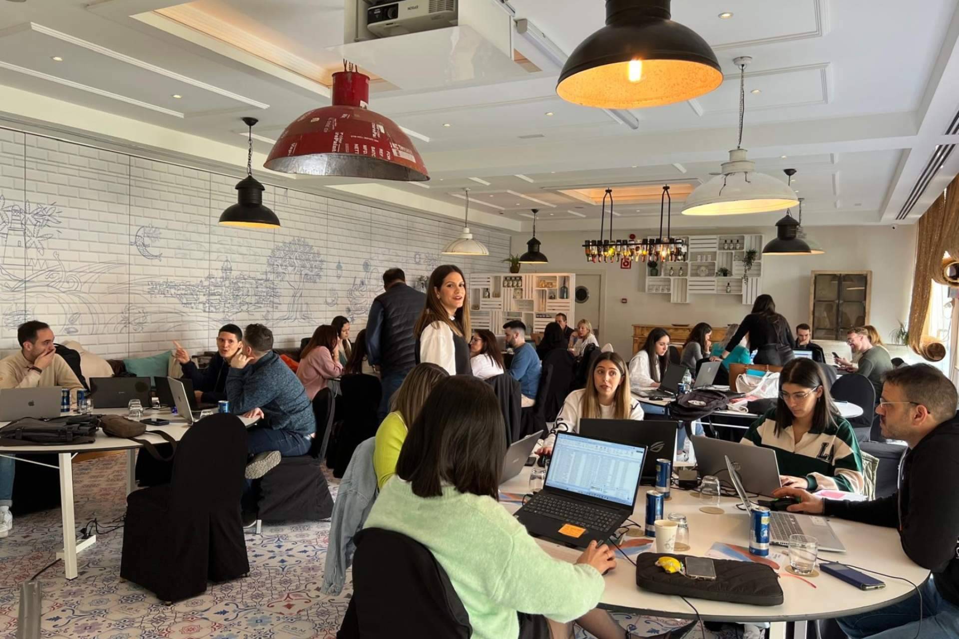 El 90% los puestos directivos en AllZone son ocupados por mujeres