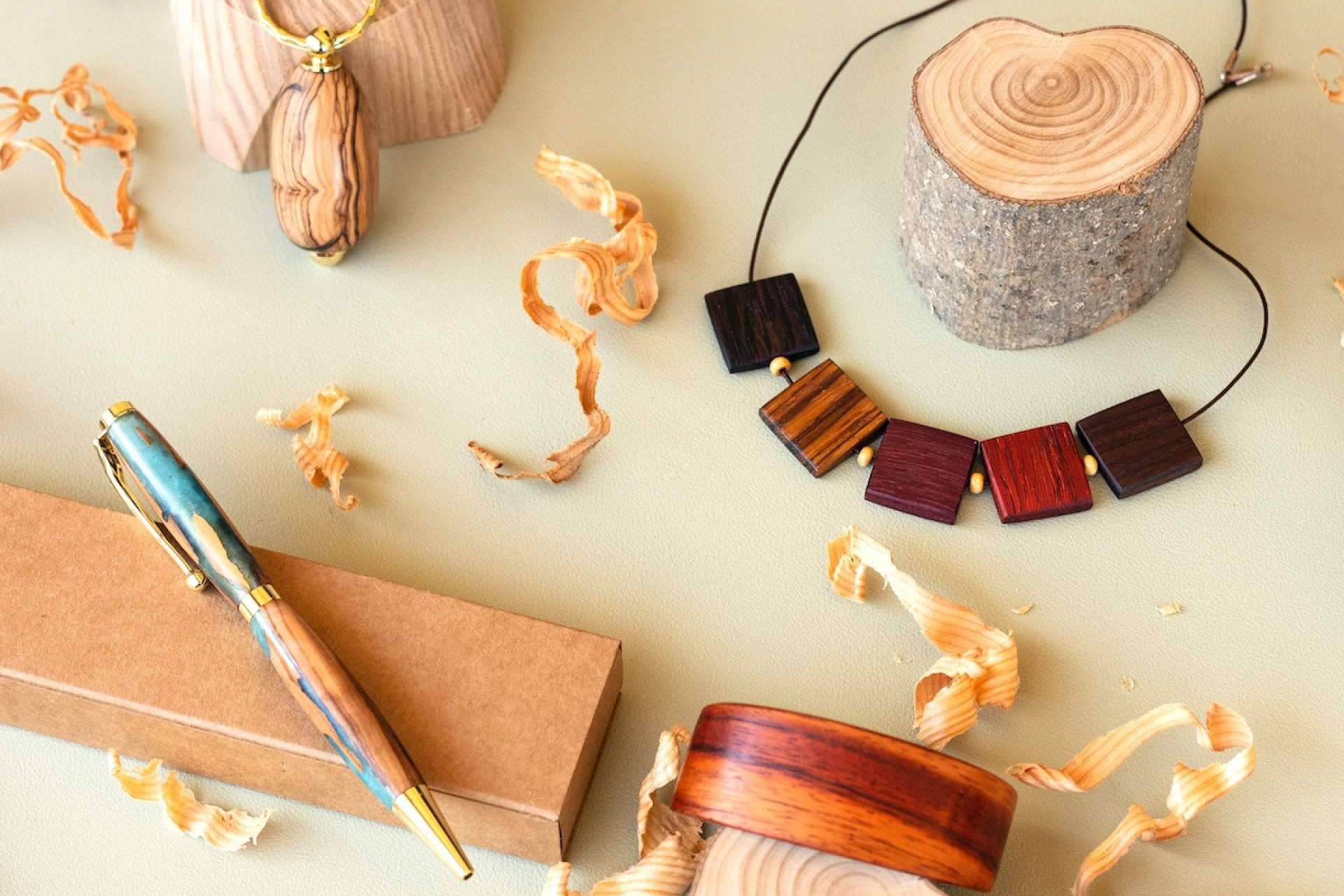 Joyería en madera unisex, la propuesta inclusiva de Accesorios de Madera Joyas