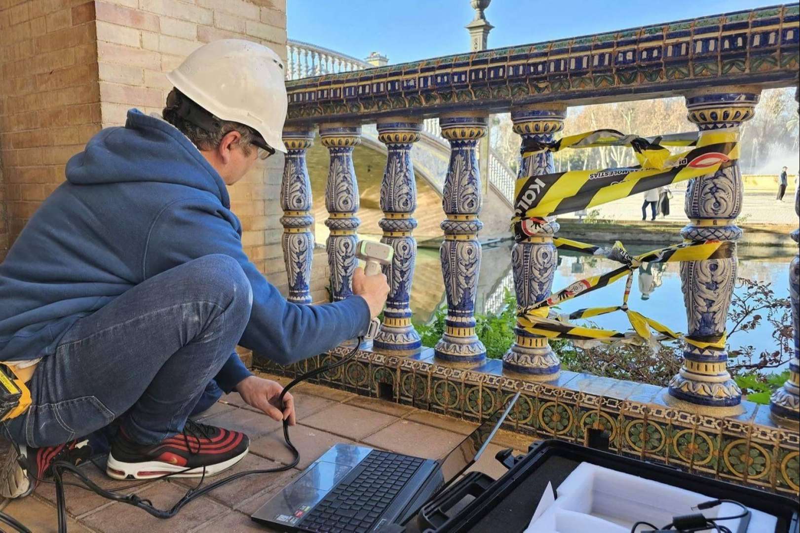Sumiserán S.L fabrica piezas para la restauración del patrimonio en la plaza de España de Sevilla