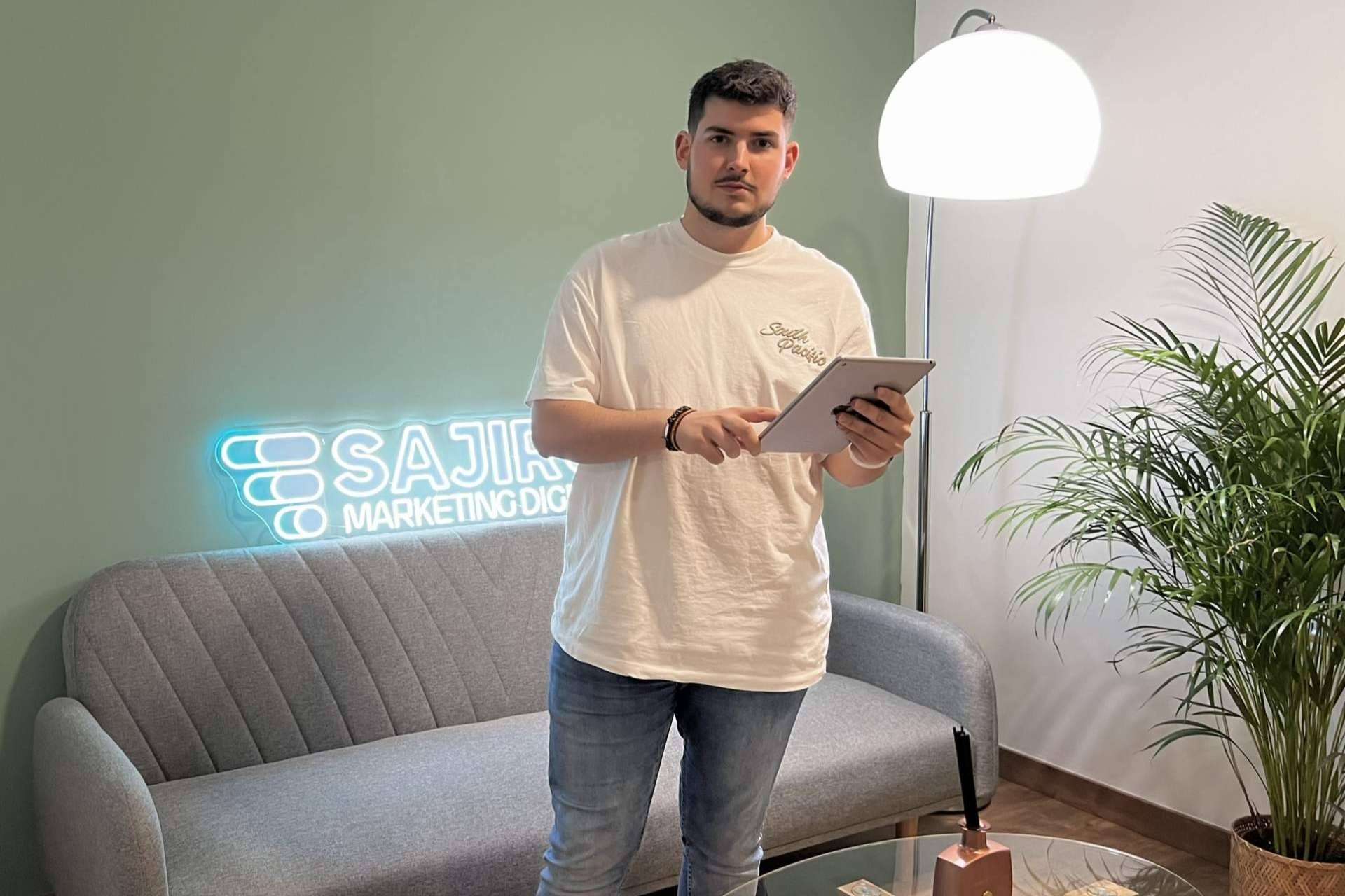 MK Sajiro aporta un comercial digital que está 24h vendiendo. Un embudo de ventas.