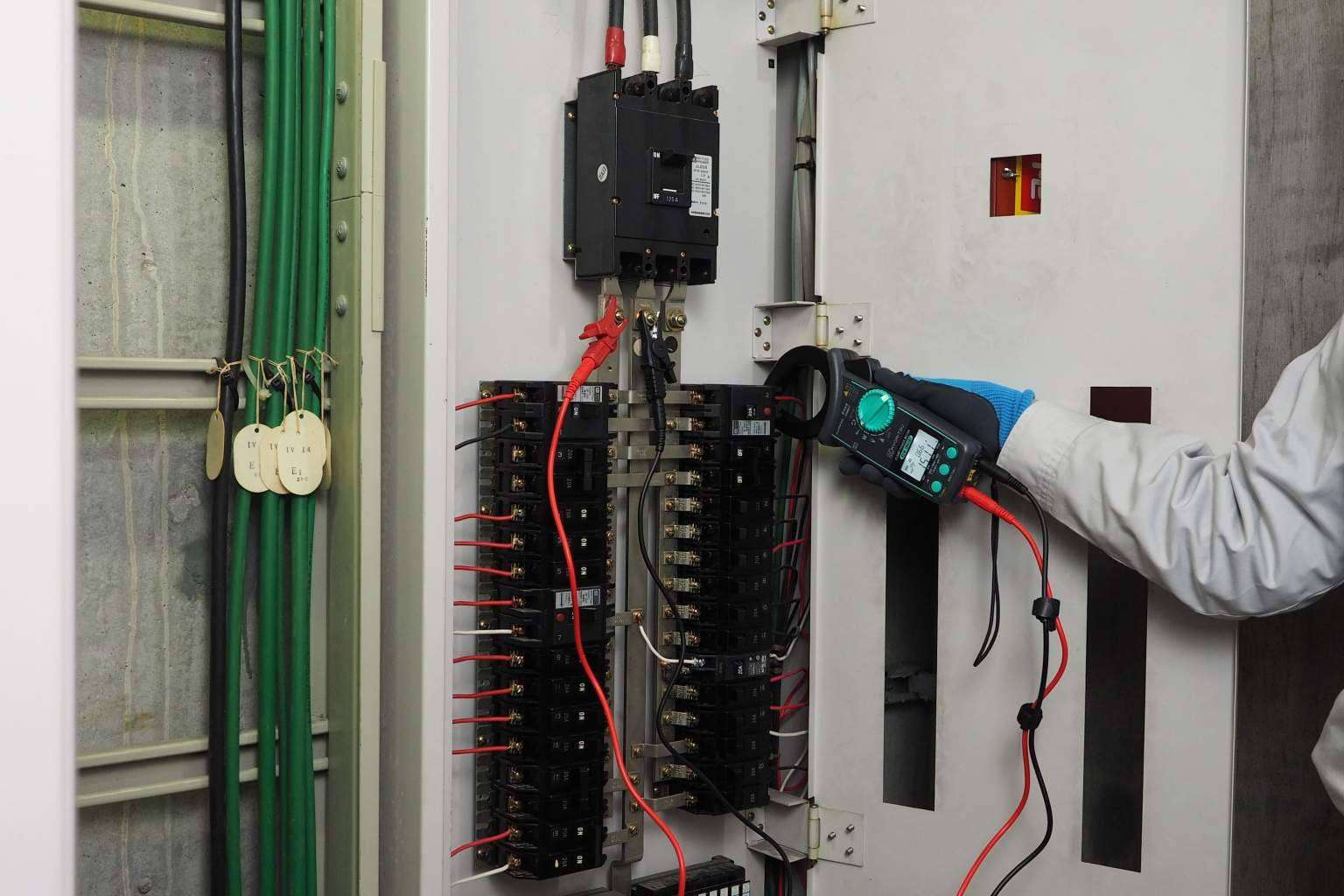 Las pinzas vatimétricas de Guijarro Hermanos maximizan la eficiencia y seguridad en los proyectos eléctricos