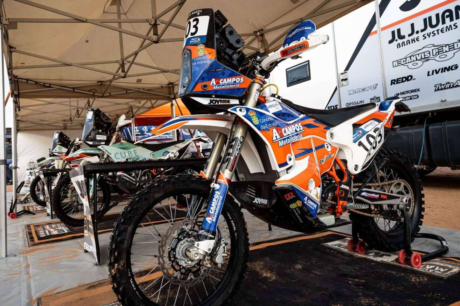 Transformar el aspecto de una moto, con los nuevos diseños de kits de adhesivos de ADHESIVOSEMBARRADOS