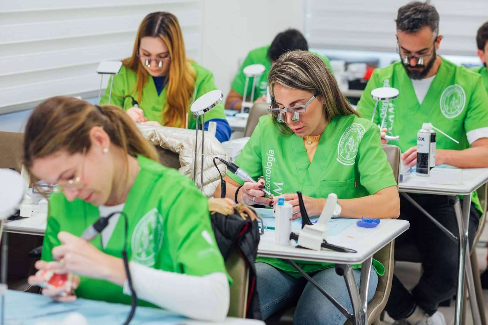 Especialización en odontología en formato mini
