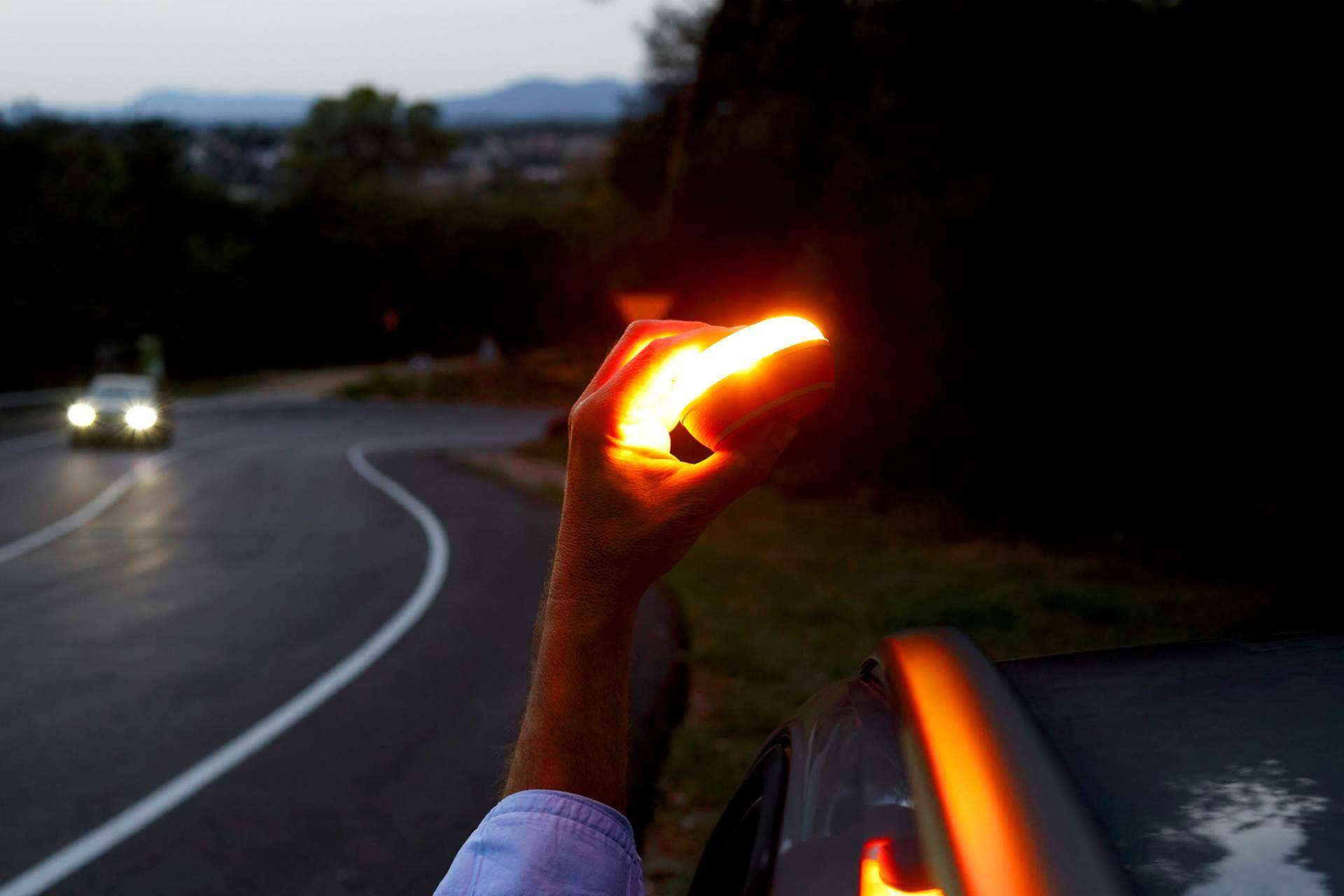 La luz de emergencia V16 FlashLED SOS aporta seguridad y tecnología para esta Navidad