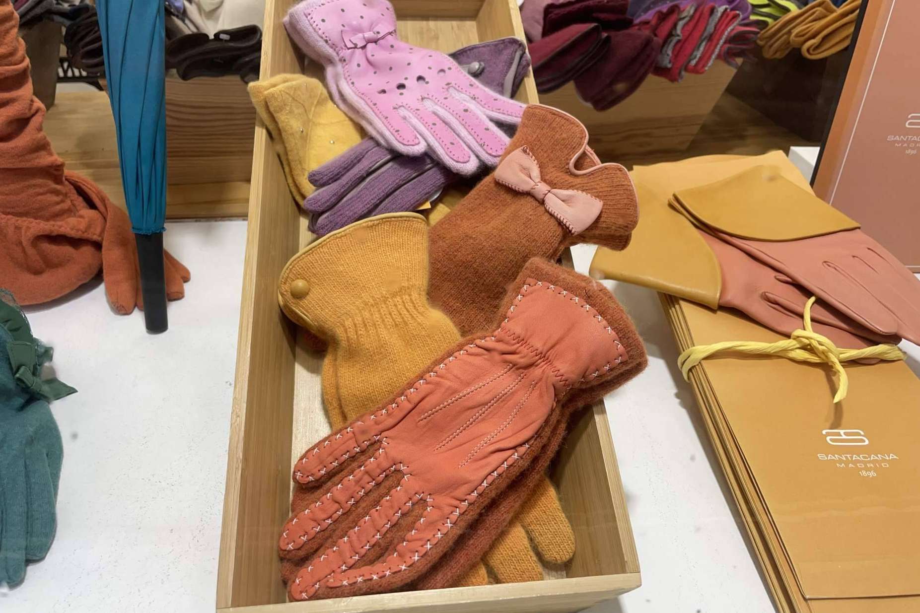 Ideas de regalos de Navidad, guantes para mujer y hombre con el sello artesanal de Santacana