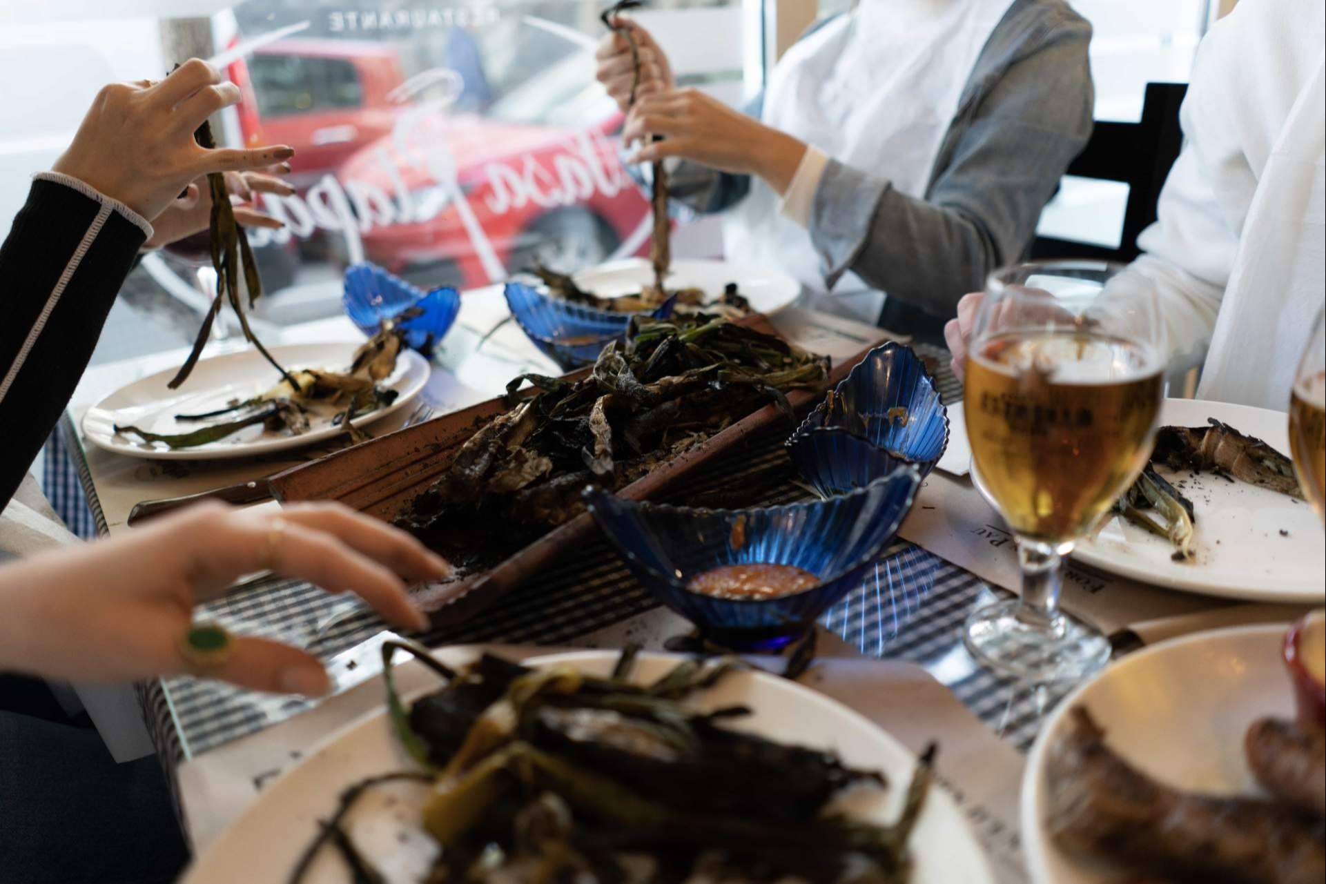 Pasa Tapas lanza sus menús de calçots para una temporada llena de sabor