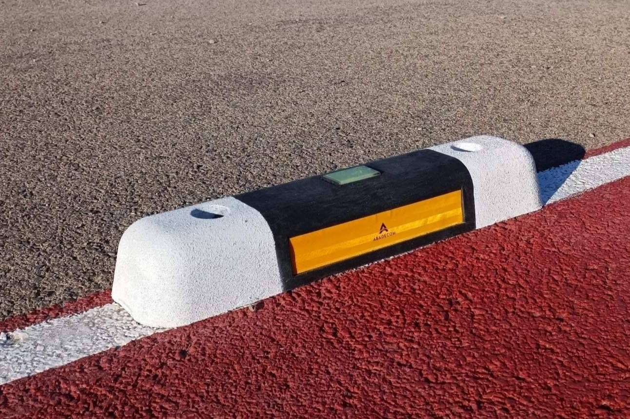Ciudades de España y Latinoamérica apuestan por el separador de carril bici fotoluminiscente de Abadecom Urban