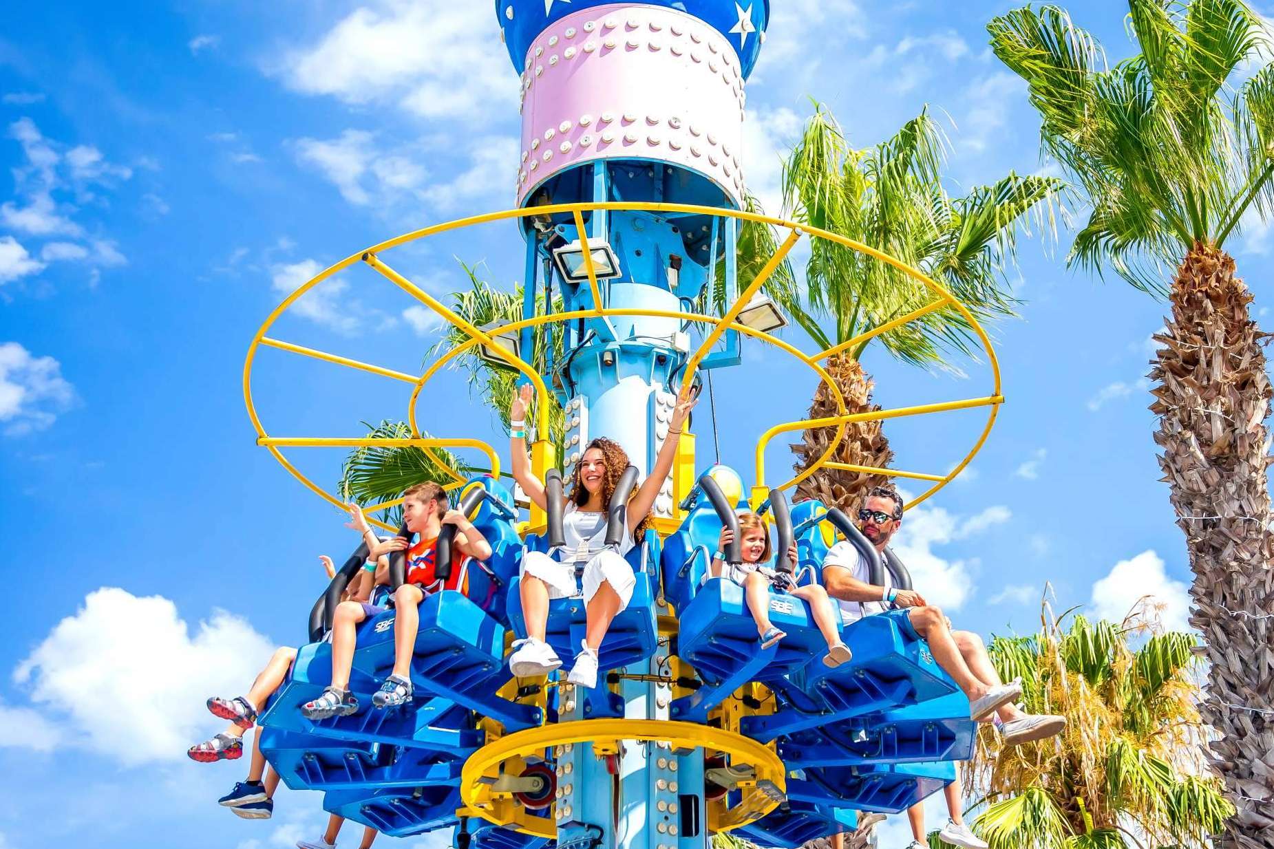 Fiesta, color y entretenimiento en la nueva temporada de Carnaval de Pola Park