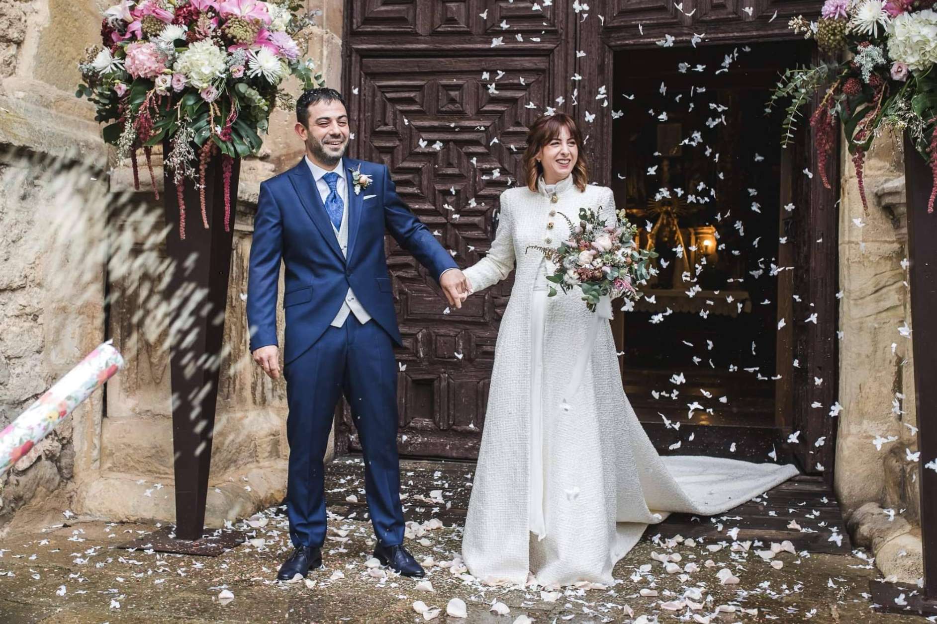 Abrigos y capas de novia; La clave para una boda de invierno de ensueño