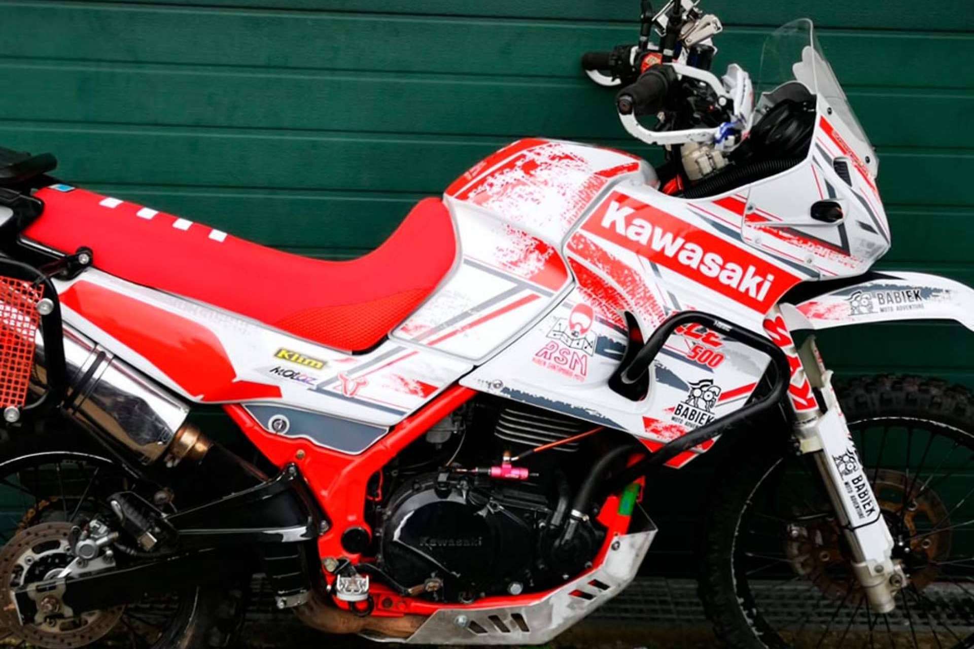 ADHESIVOSEMBARRADOS redefine el diseño de adhesivos personalizados para motos de campo