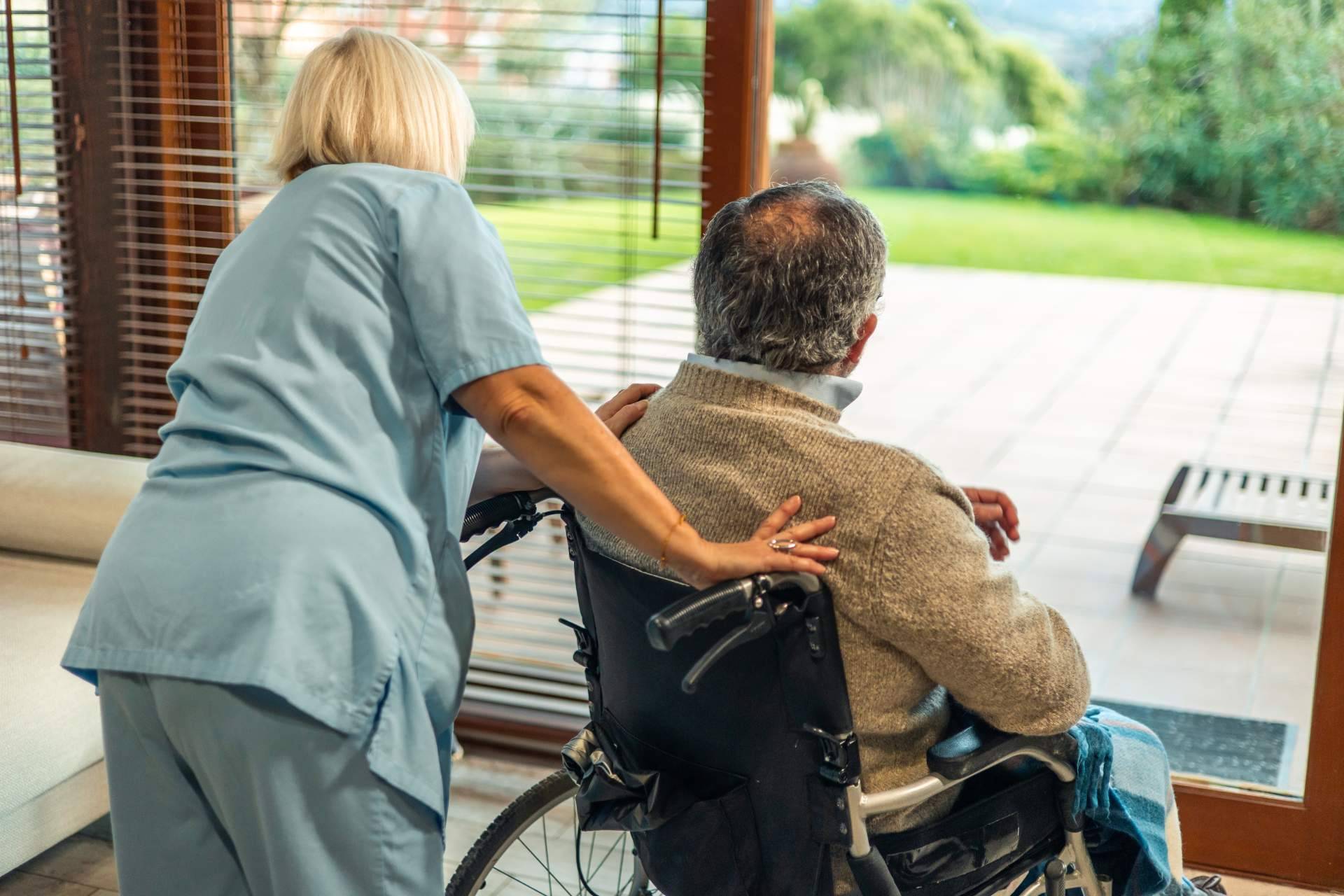 Inima Rehabilitación destaca la importancia de la rehabilitación a domicilio en personas con Parkinson durante abril