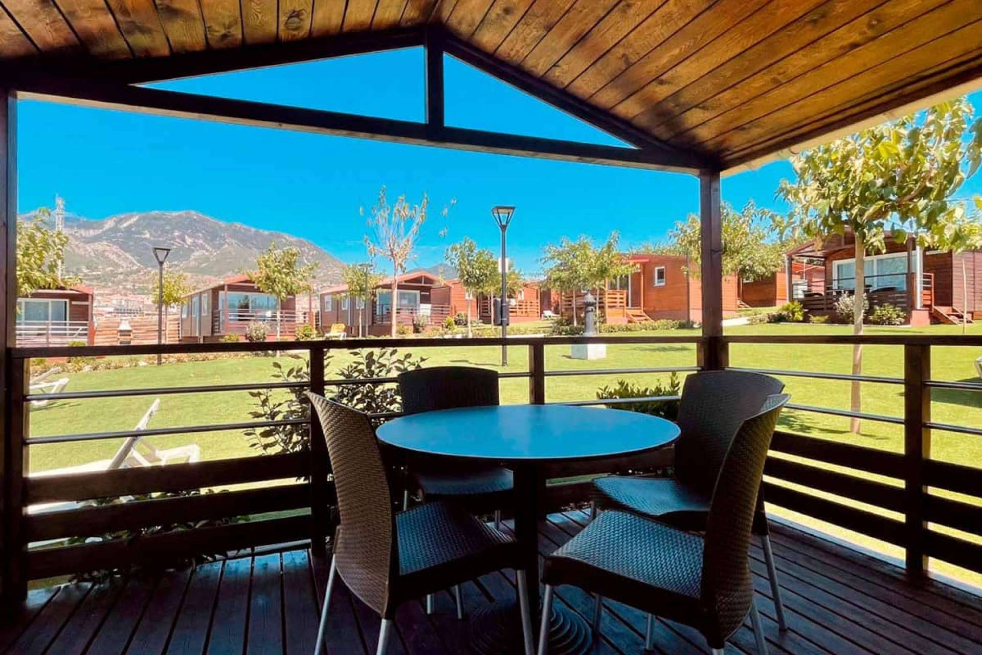 Berga Resort combina naturaleza y confort en su camping en Barcelona con bungalows familiares