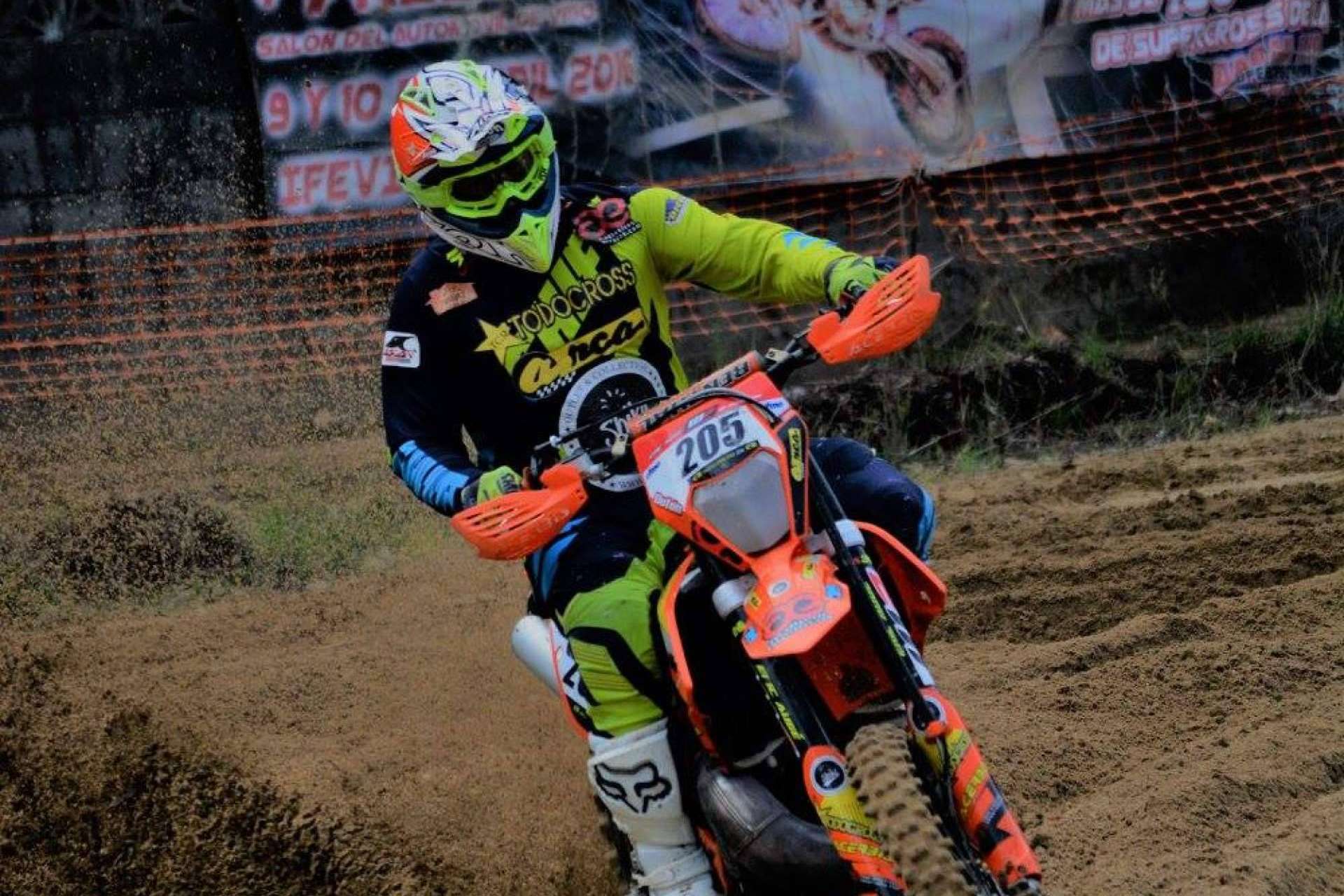 ADHESIVOSEMBARRADOS refuerza su identidad visual con ropa de motocross personalizada