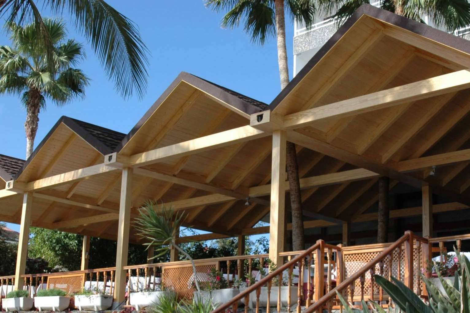 Porches con encanto y terrazas protegidas en verano gracias a los paneles Caliplac
